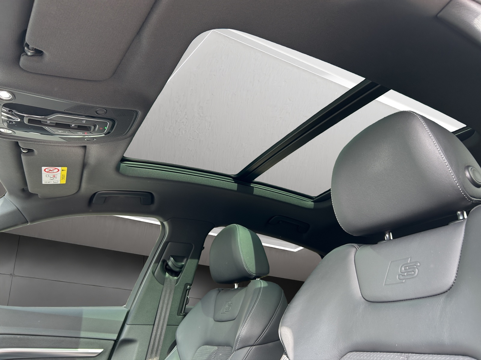 AUDI e-tron 55 Sportback S Line quattro-image-22
