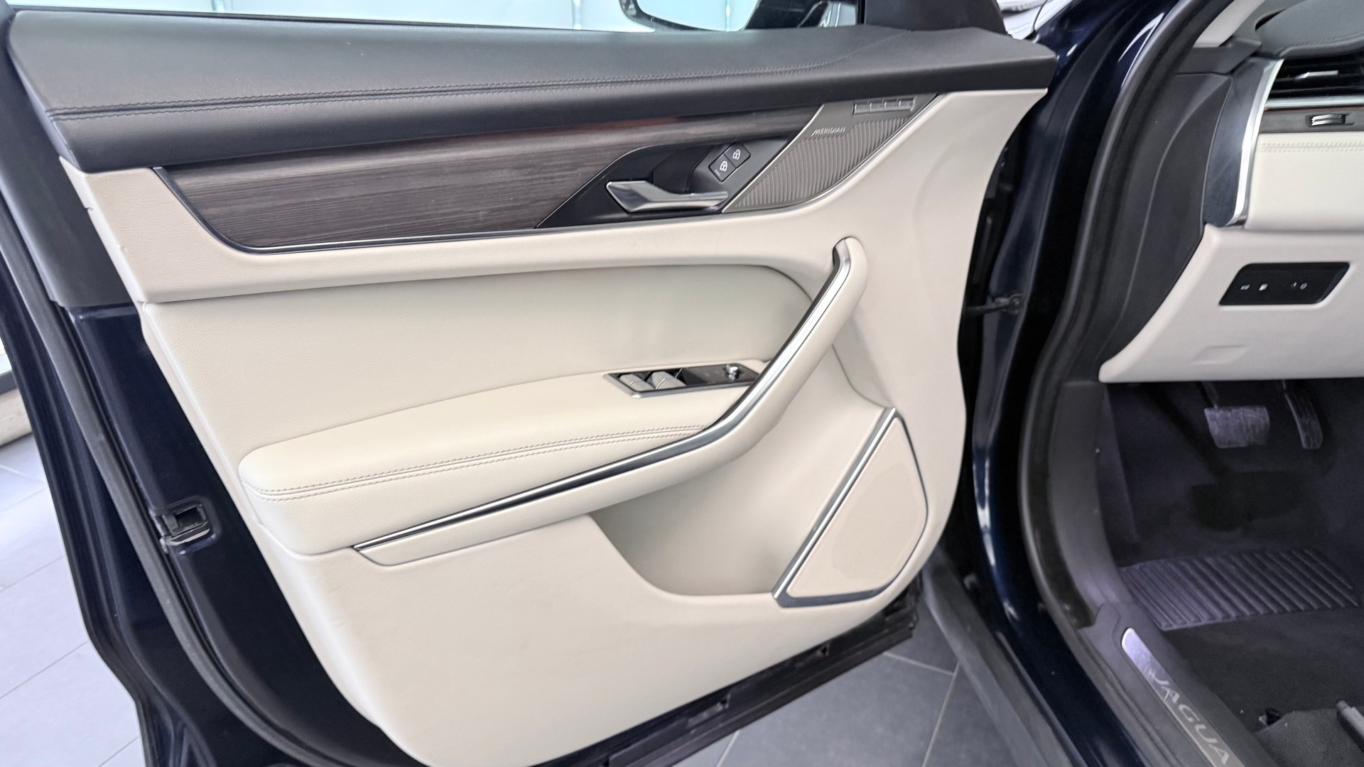 JAGUAR F-Pace 2.0 P400e AWD-image-10