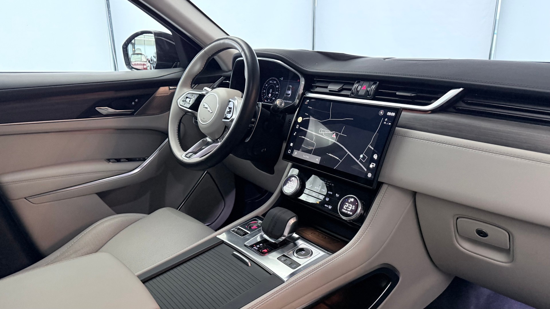 JAGUAR F-Pace 2.0 P400e AWD-image-23