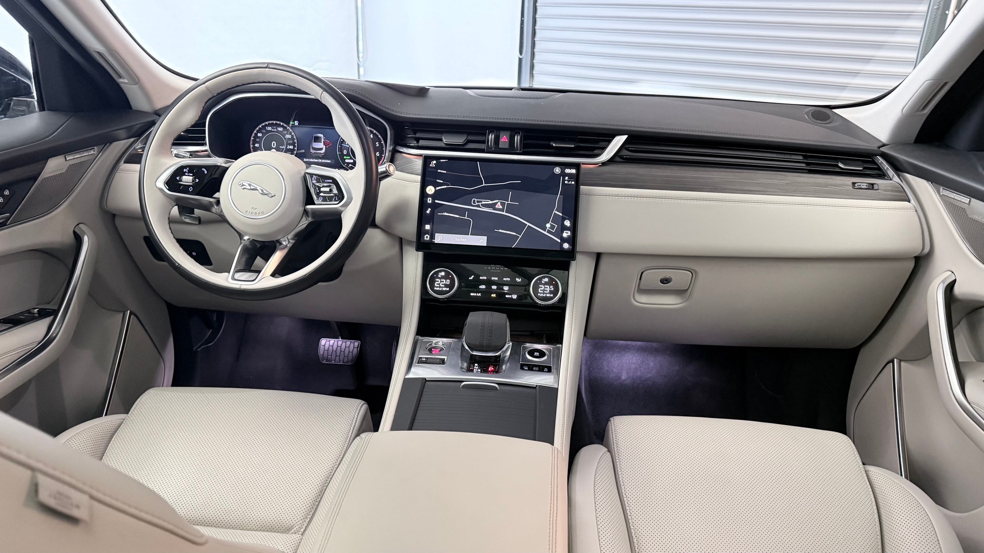 JAGUAR F-Pace 2.0 P400e AWD-image-22
