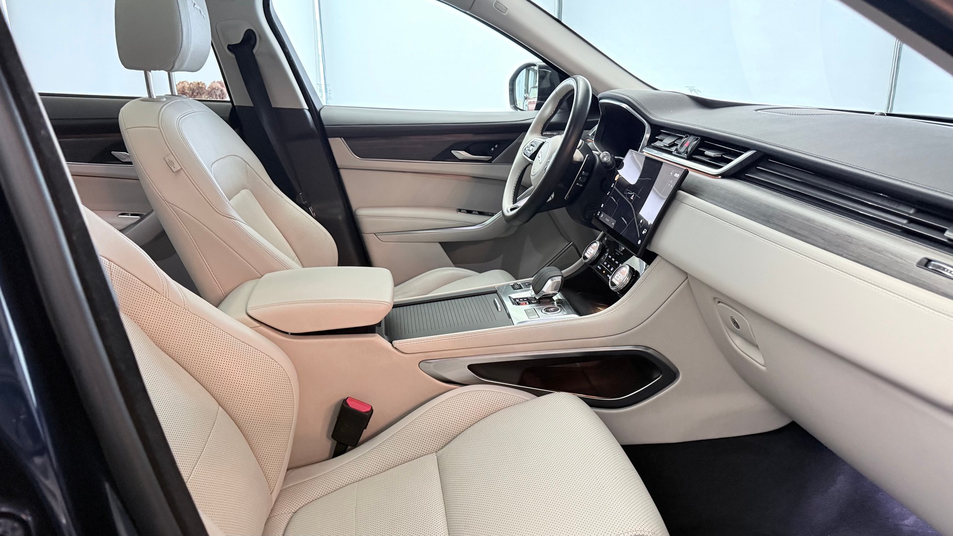JAGUAR F-Pace 2.0 P400e AWD-image-20