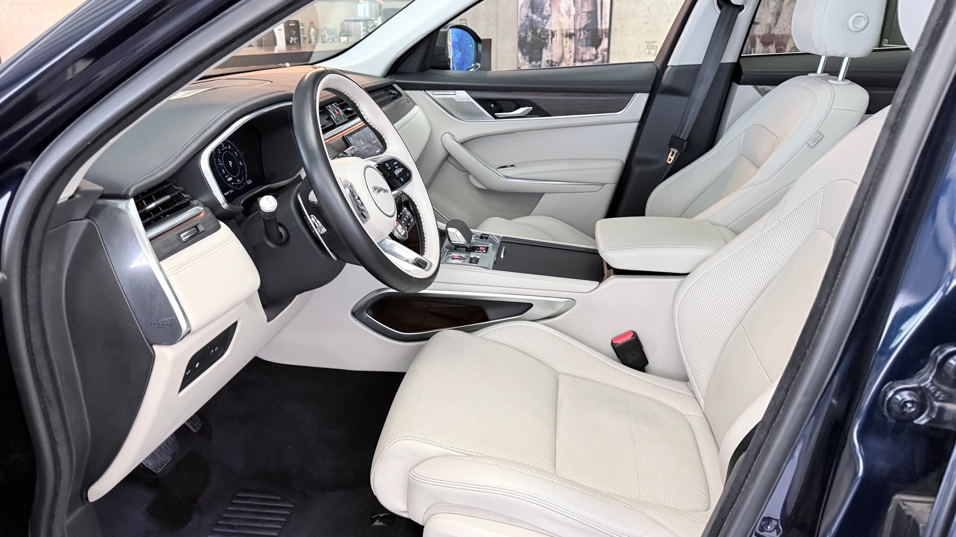 JAGUAR F-Pace 2.0 P400e AWD-image-11