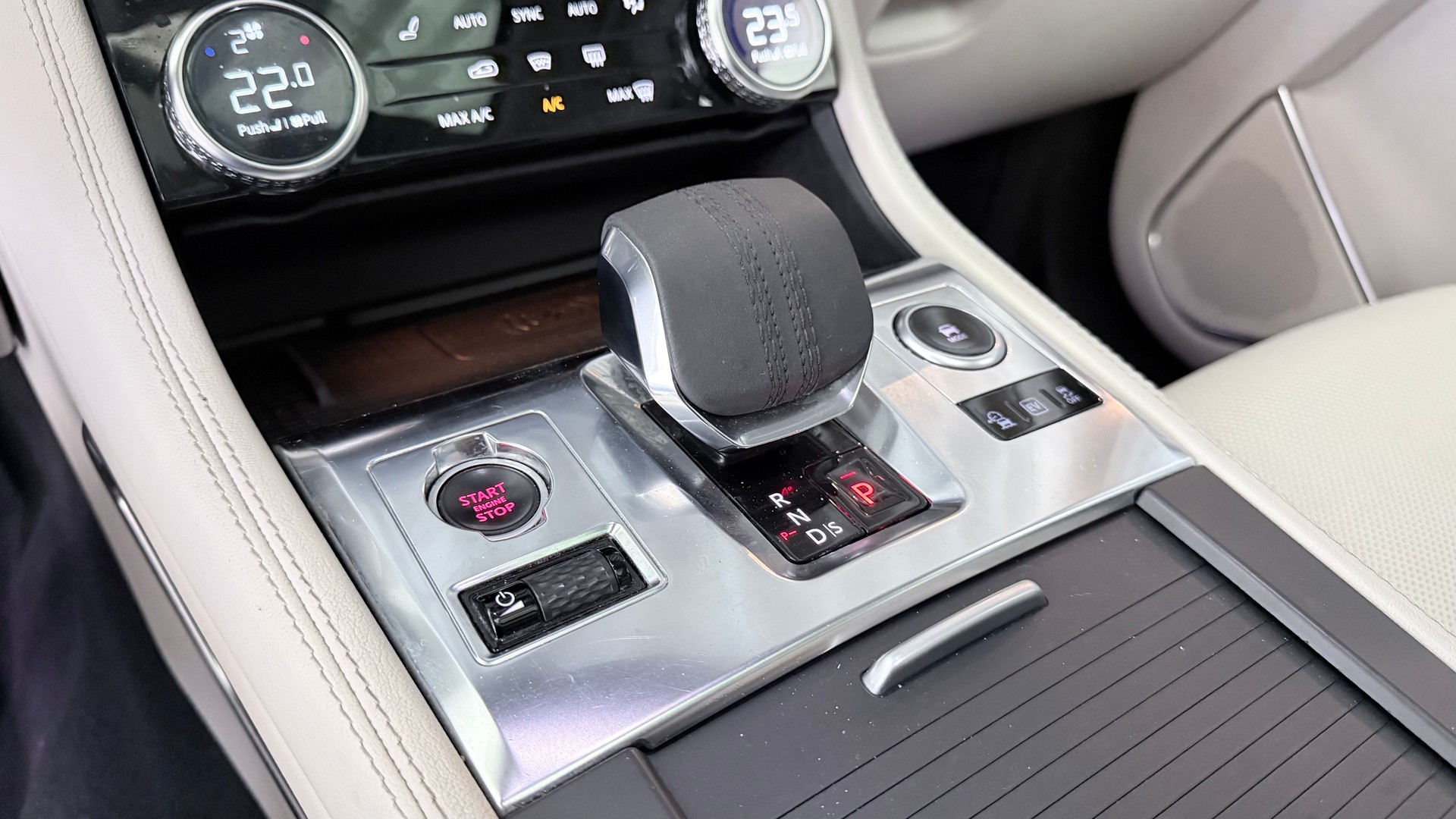 JAGUAR F-Pace 2.0 P400e AWD-image-13