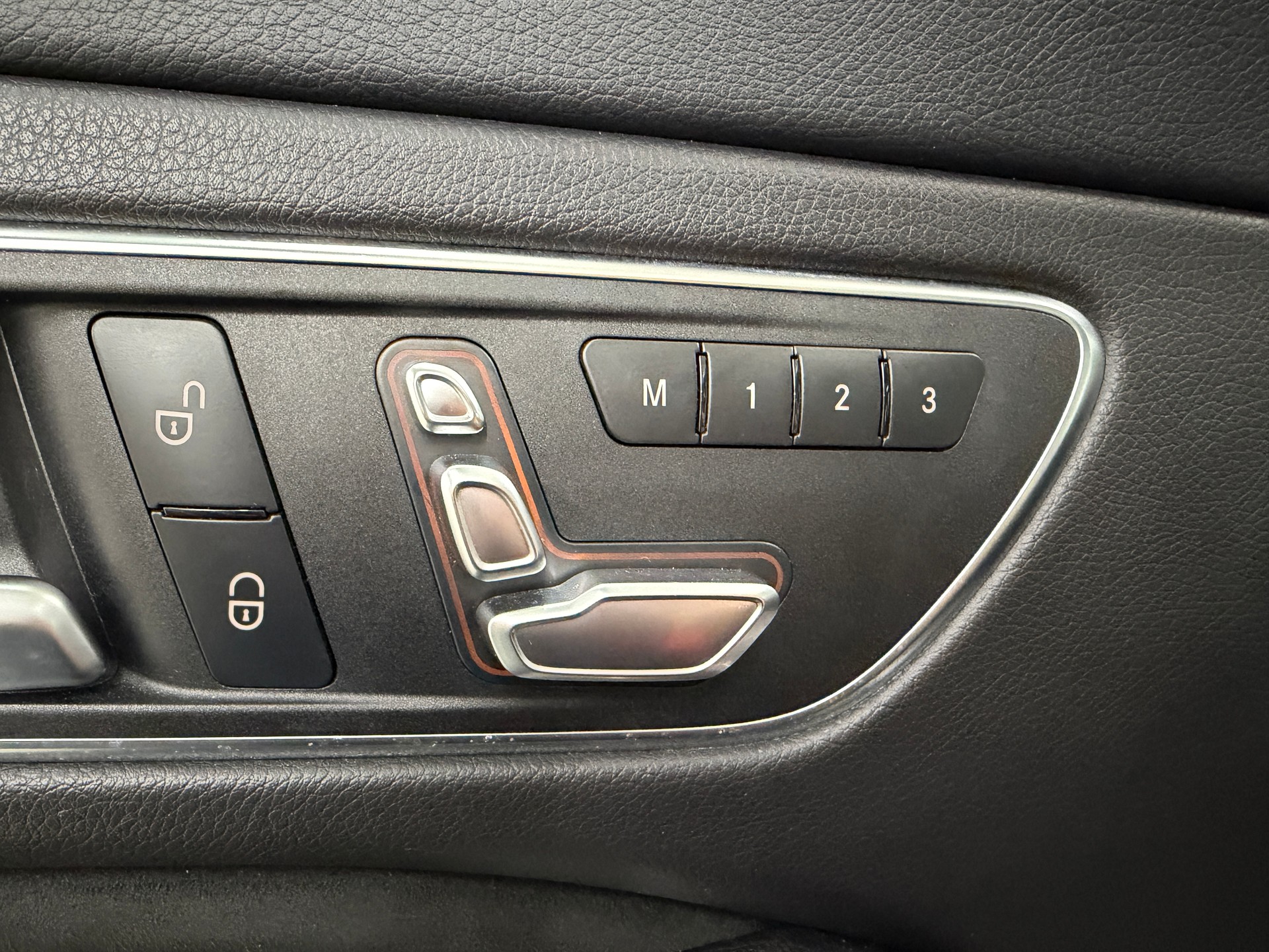 MERCEDES-BENZ CLA 45 AMG 381PS Mountaingray 4Matic Speedshift / RF-Kamera / Glasdach / H&K Sound / Night-Paket /-image-21
