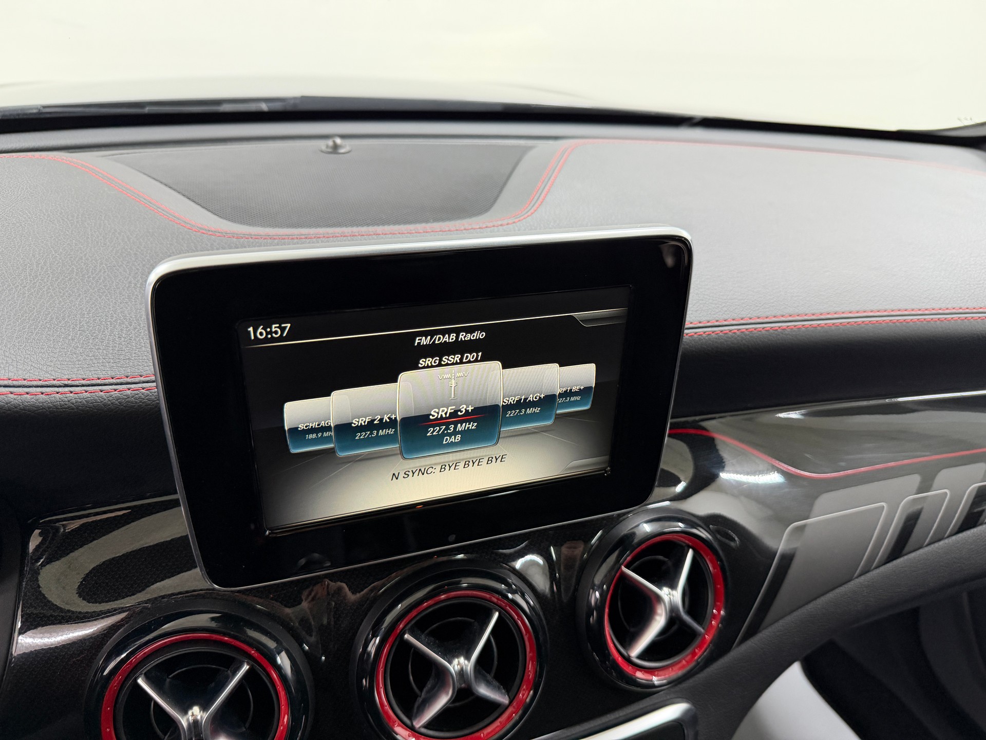 MERCEDES-BENZ CLA 45 AMG 381PS Mountaingray 4Matic Speedshift / RF-Kamera / Glasdach / H&K Sound / Night-Paket /-image-17