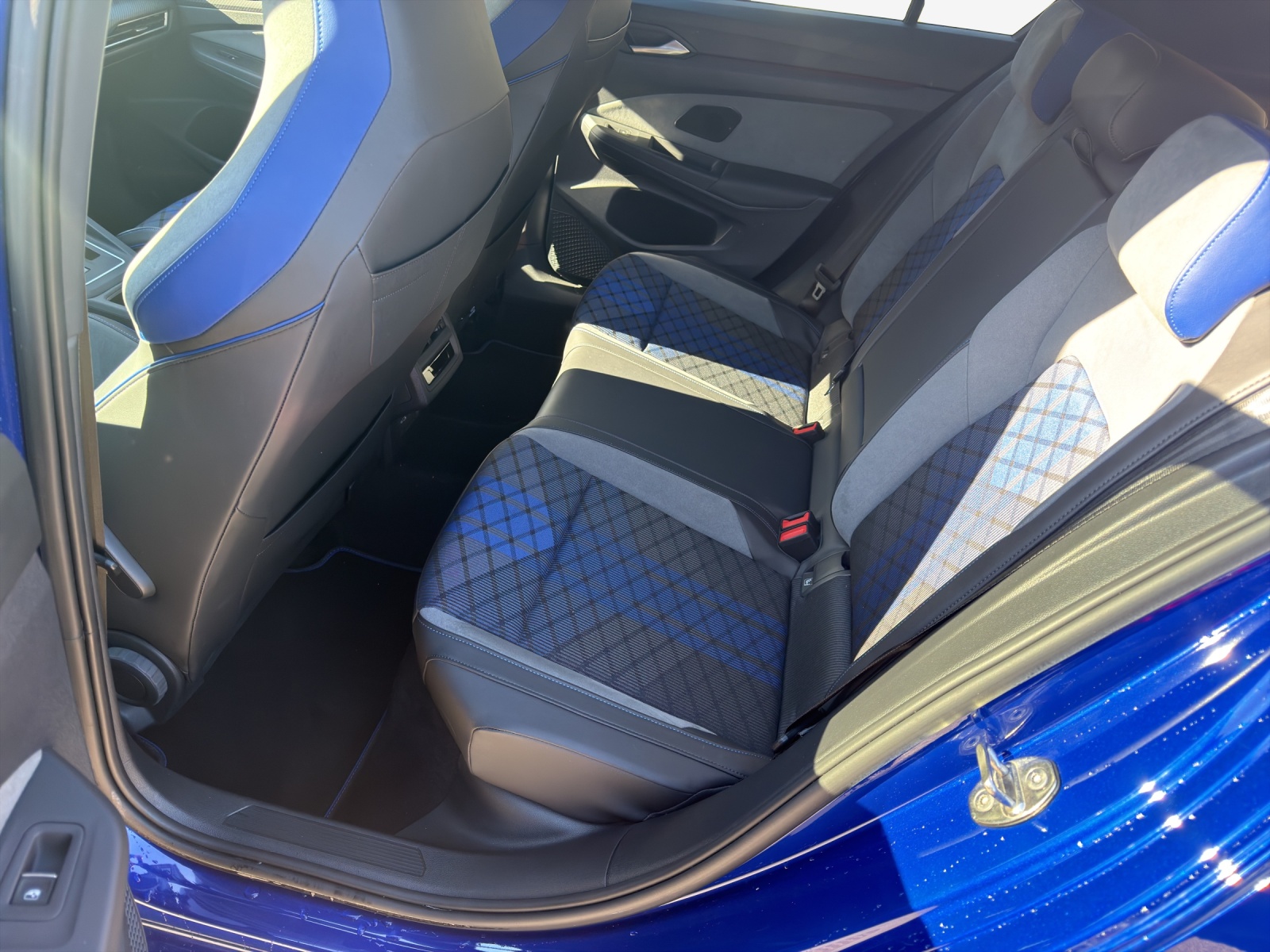 VW Golf 2.0 TSI R DSG 4Motion-image-11