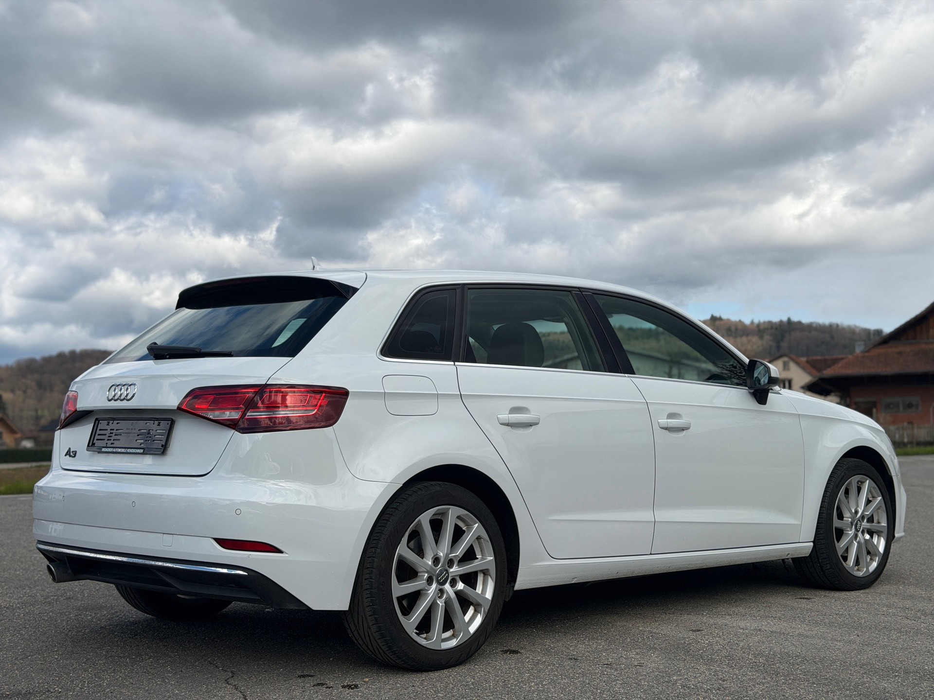 AUDI A3 Sportback 1.6 TDI Ambiente S-tronic-image-3