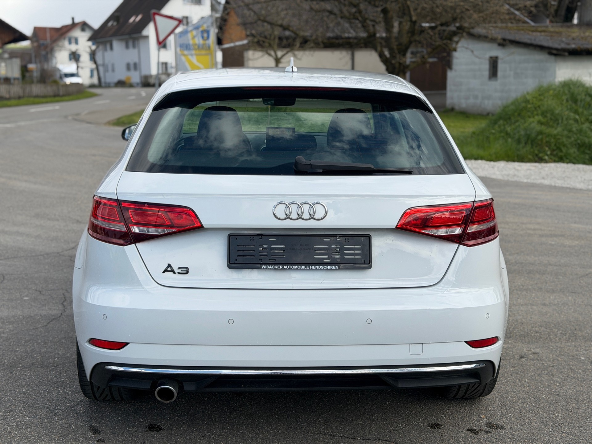 AUDI A3 Sportback 1.6 TDI Ambiente S-tronic-image-4