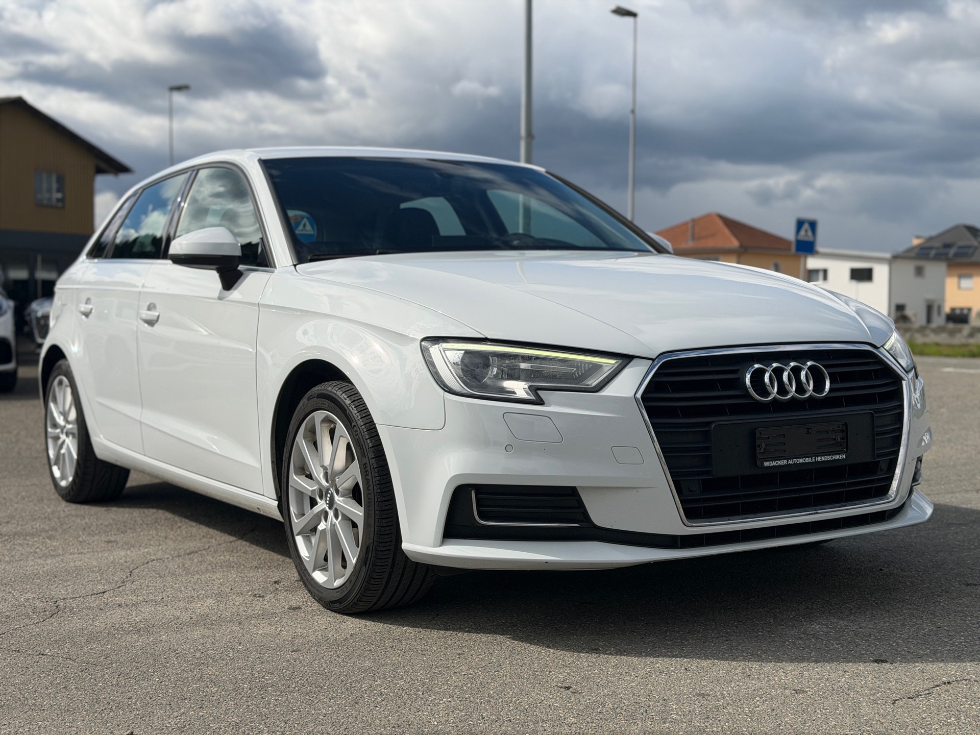AUDI A3 Sportback 1.6 TDI Ambiente S-tronic-image-2