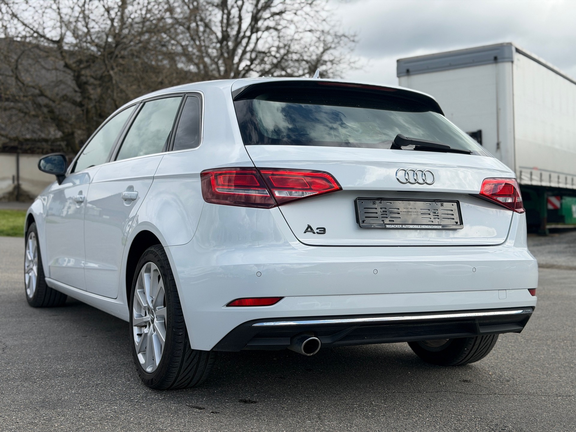 AUDI A3 Sportback 1.6 TDI Ambiente S-tronic-image-5