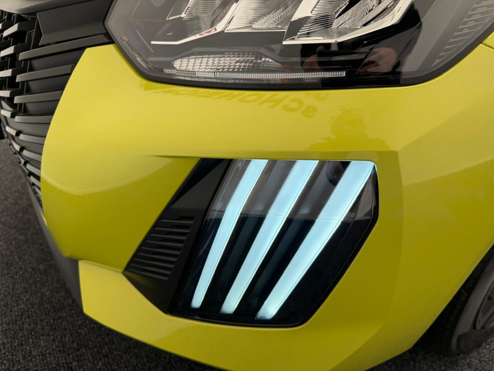PEUGEOT 208 1.2 Hybrid Style-image-7