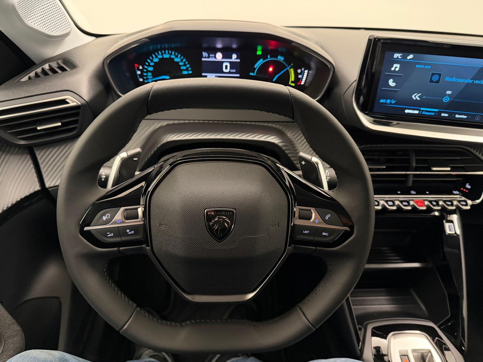 PEUGEOT 208 1.2 Hybrid Style-image-18