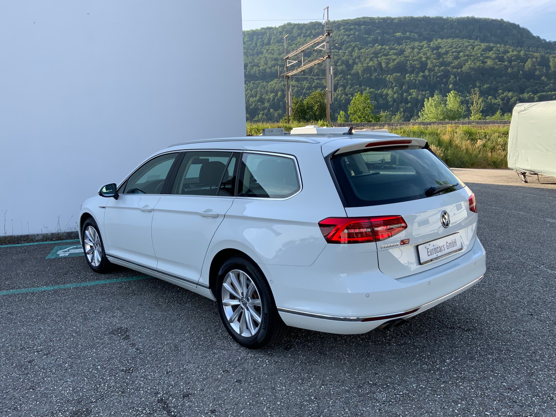 VW Passat Variant 2.0 TDI BMT Highline DSG 4Motion-image-3