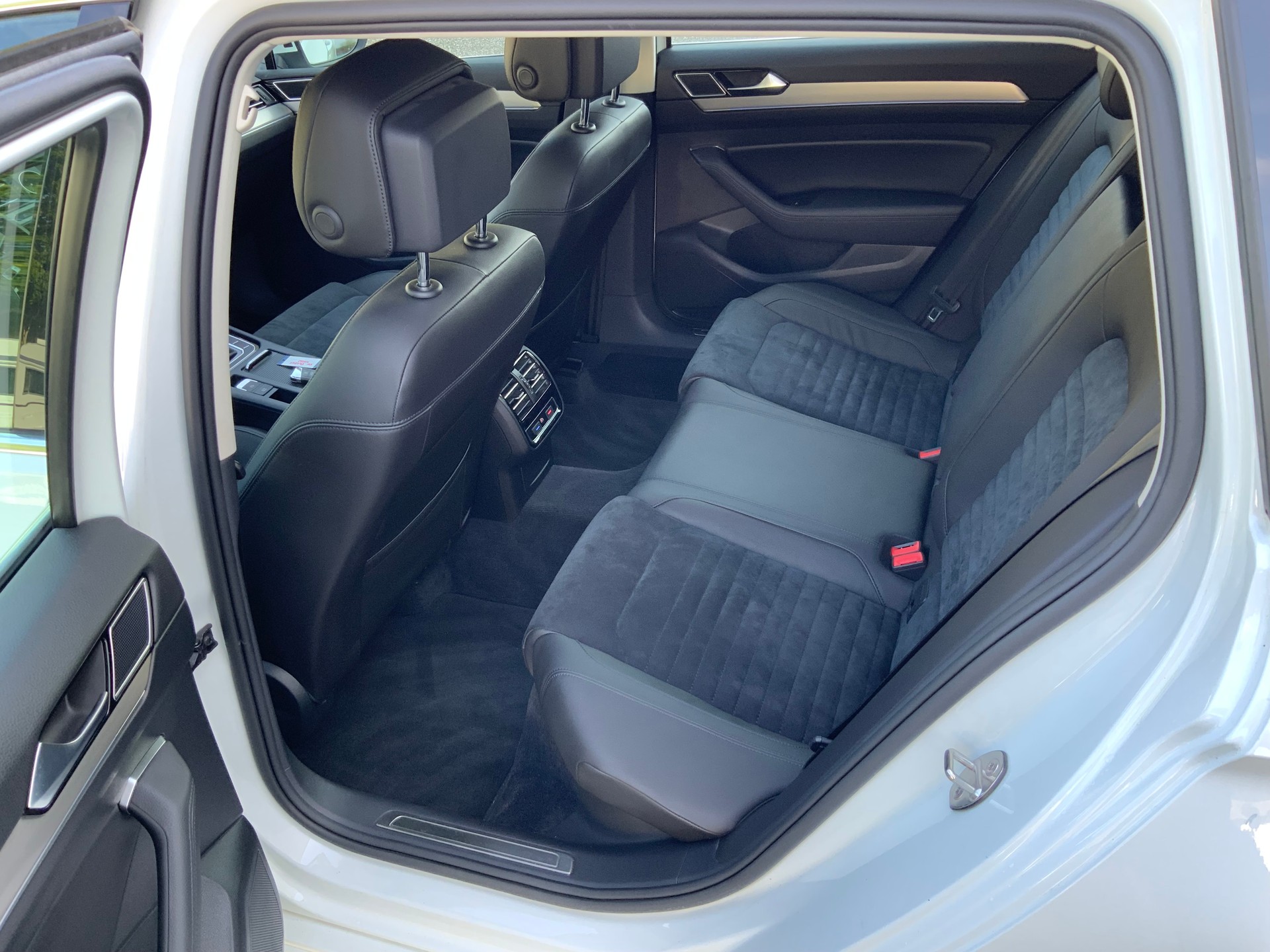 VW Passat Variant 2.0 TDI BMT Highline DSG 4Motion-image-9