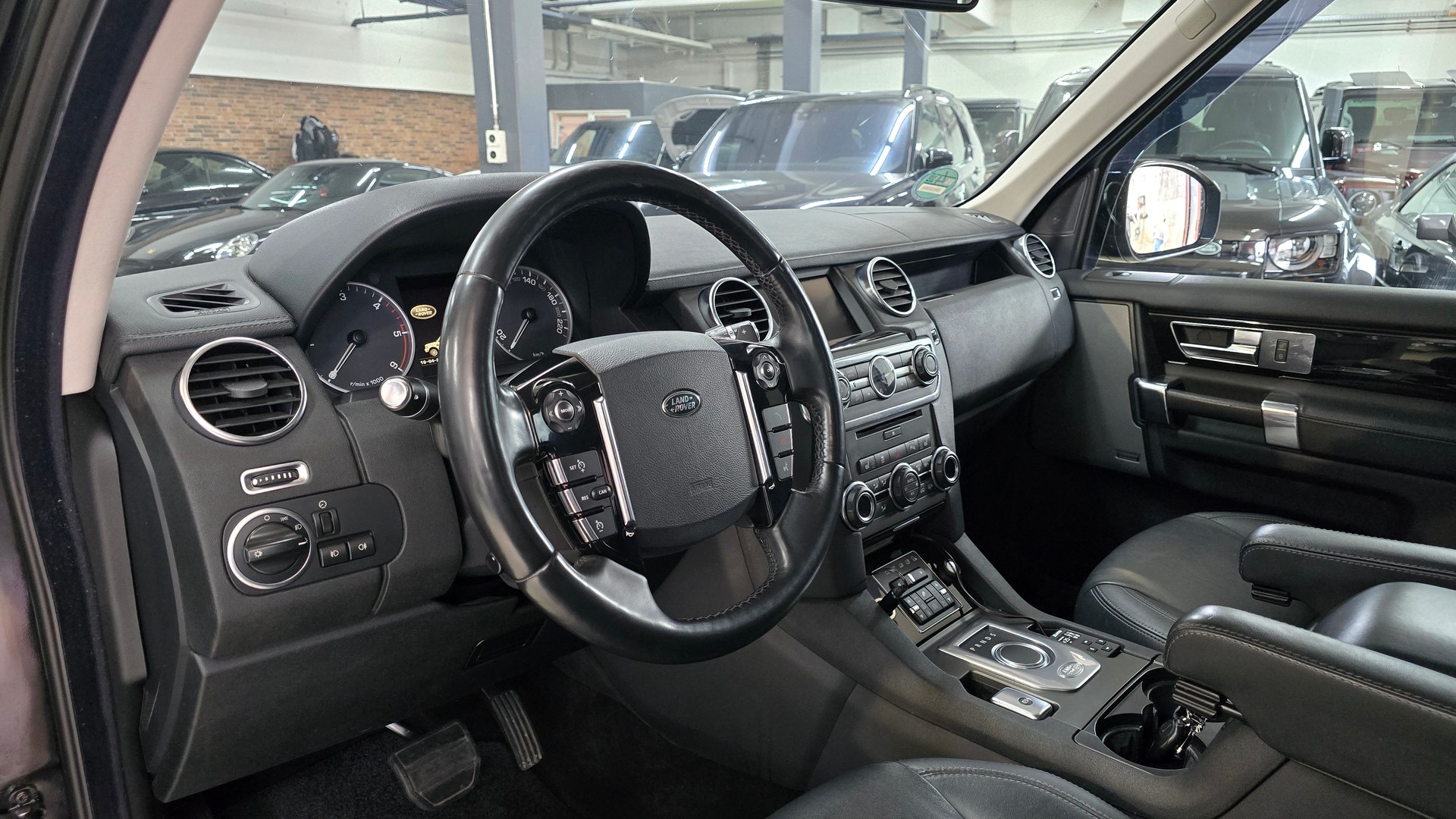 LAND ROVER Discovery 3.0 SDV6 HSE Automatic-image-18