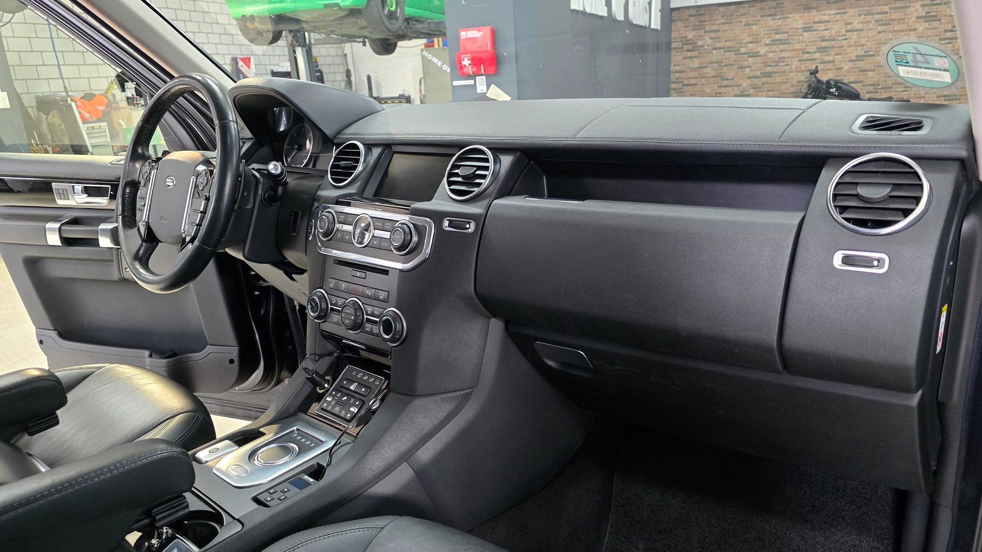 LAND ROVER Discovery 3.0 SDV6 HSE Automatic-image-25
