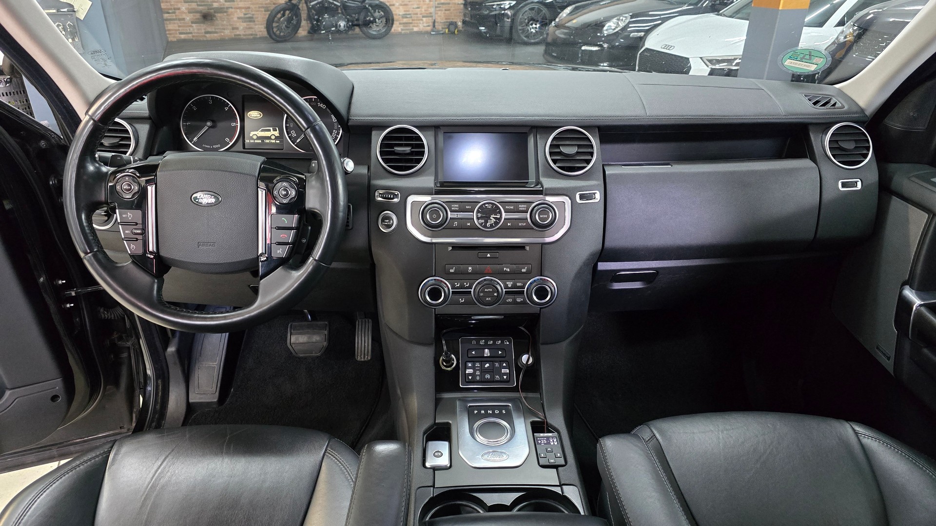 LAND ROVER Discovery 3.0 SDV6 HSE Automatic-image-24