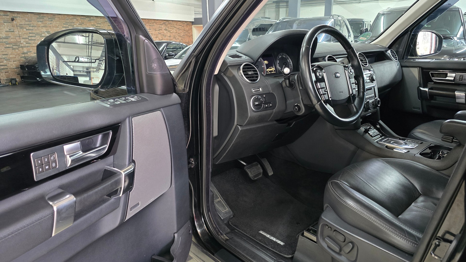 LAND ROVER Discovery 3.0 SDV6 HSE Automatic-image-19