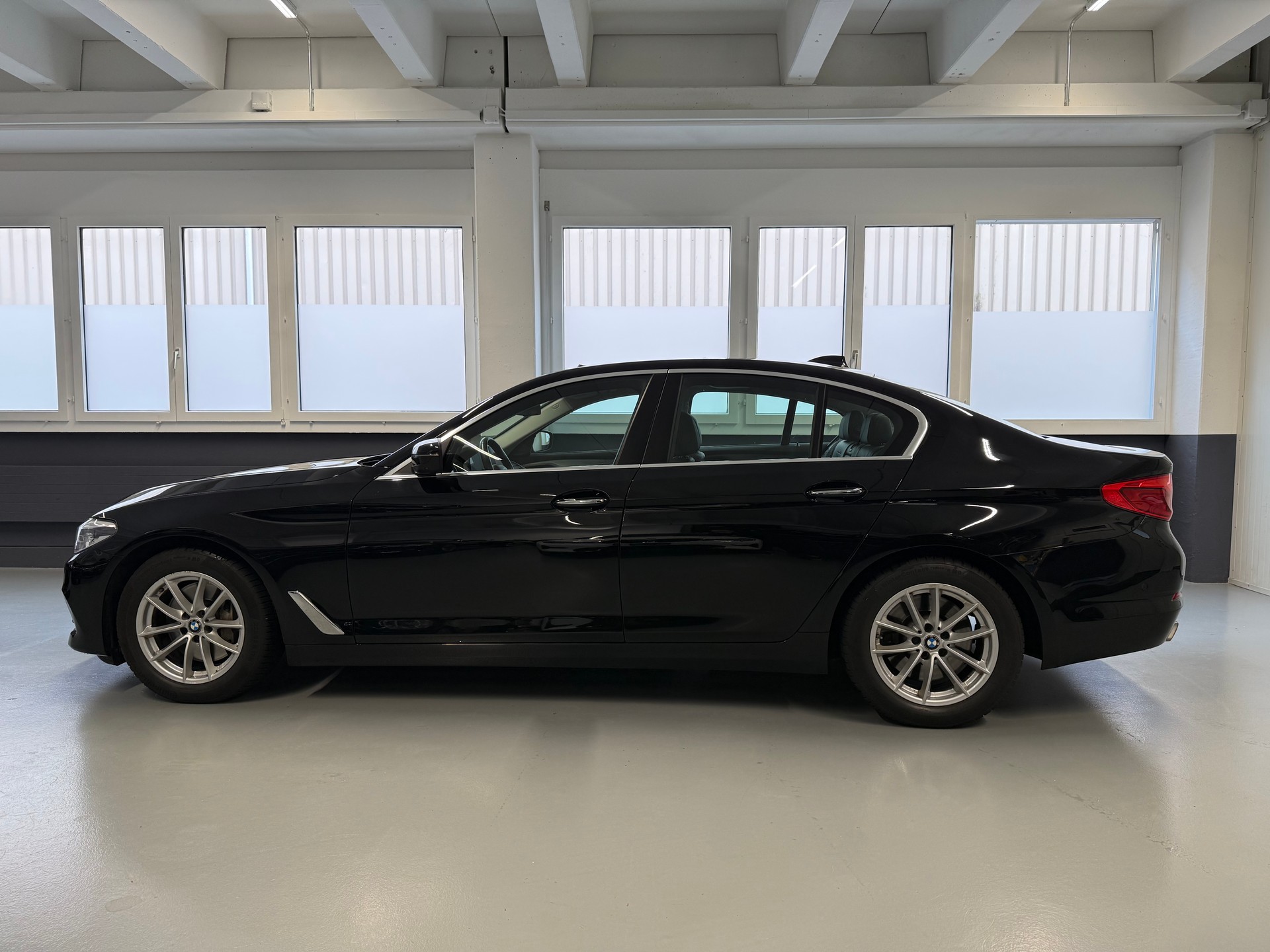 BMW 540i xDrive Steptronic-showroom-element-2