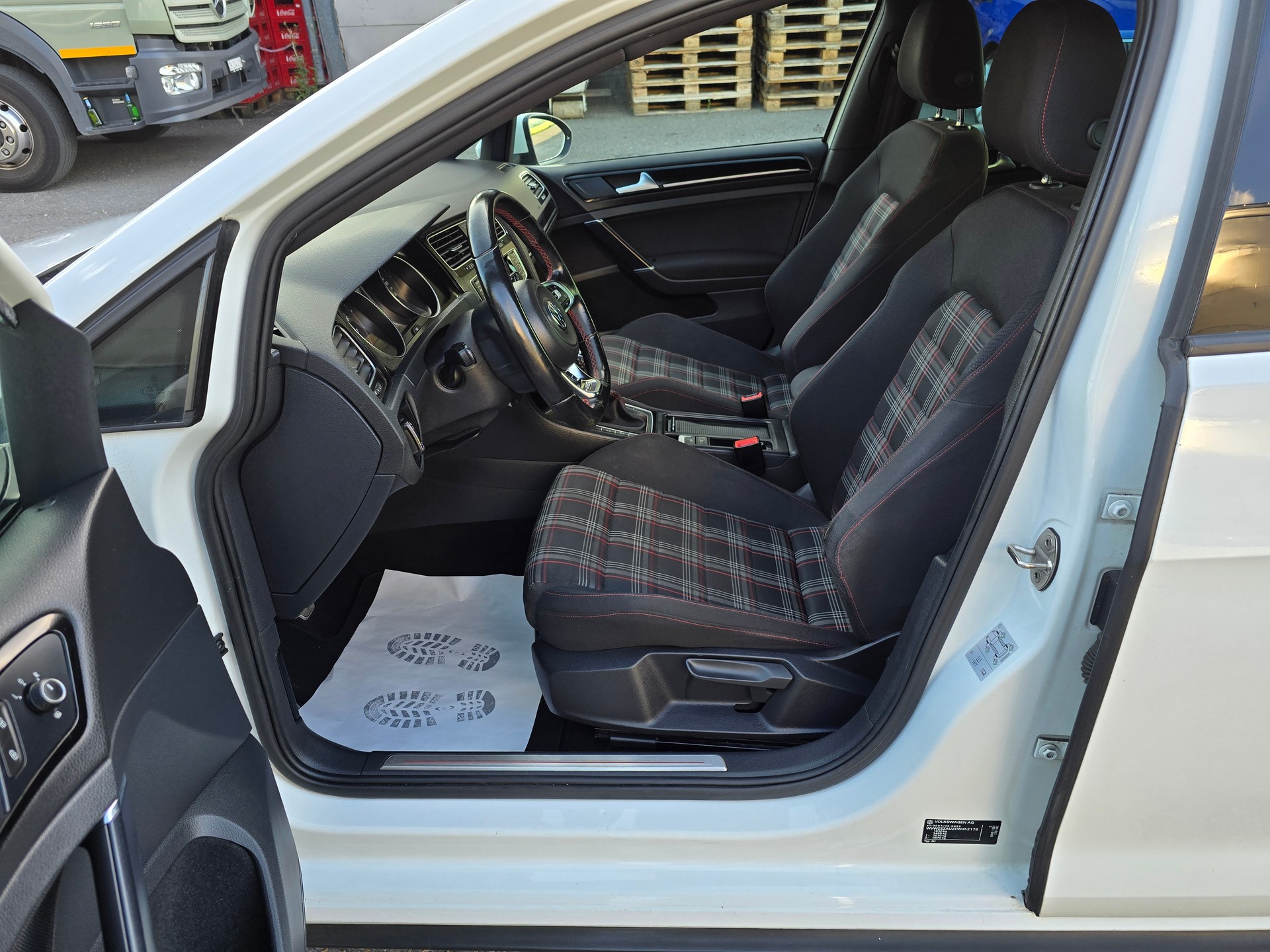 VW Golf 2.0 TSI GTI-image-11
