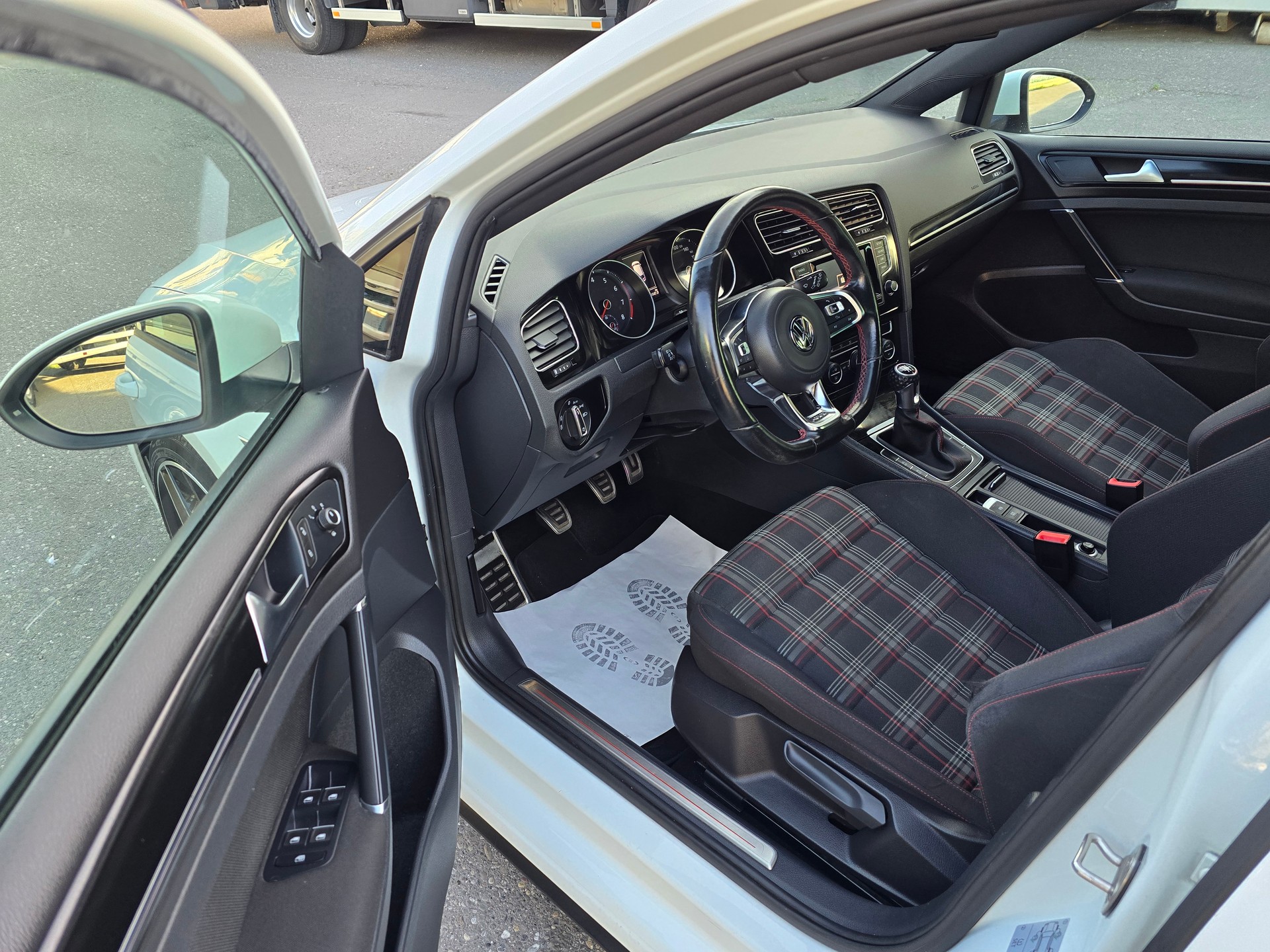 VW Golf 2.0 TSI GTI-image-12