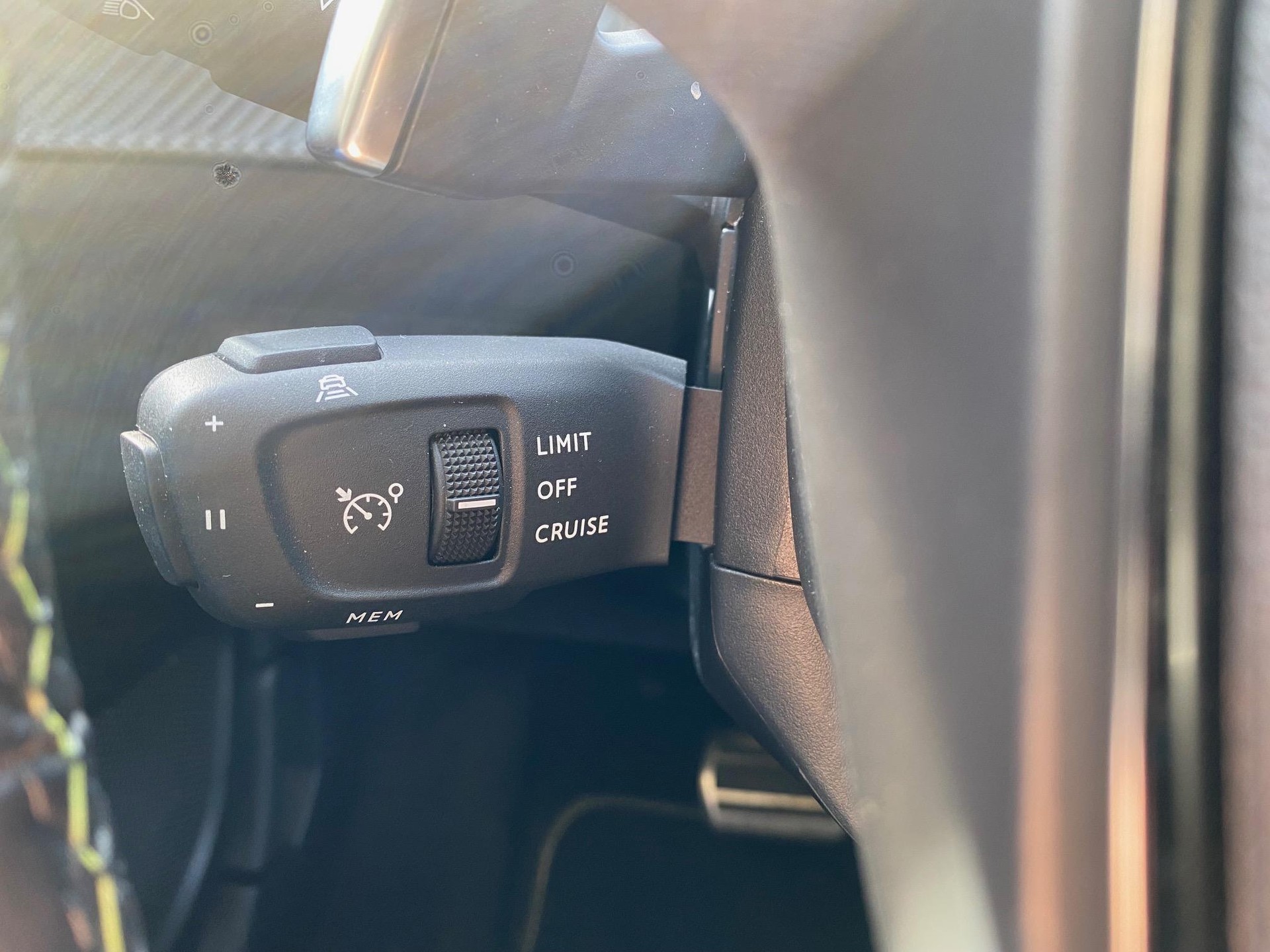 PEUGEOT 2008 1.2 Hybrid 145 GT-image-13