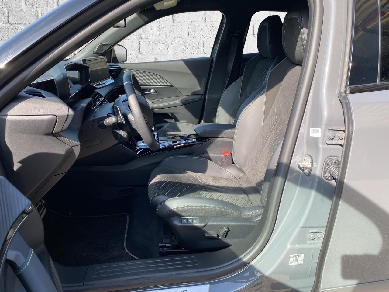 PEUGEOT 2008 1.2 Hybrid 145 GT-image-8