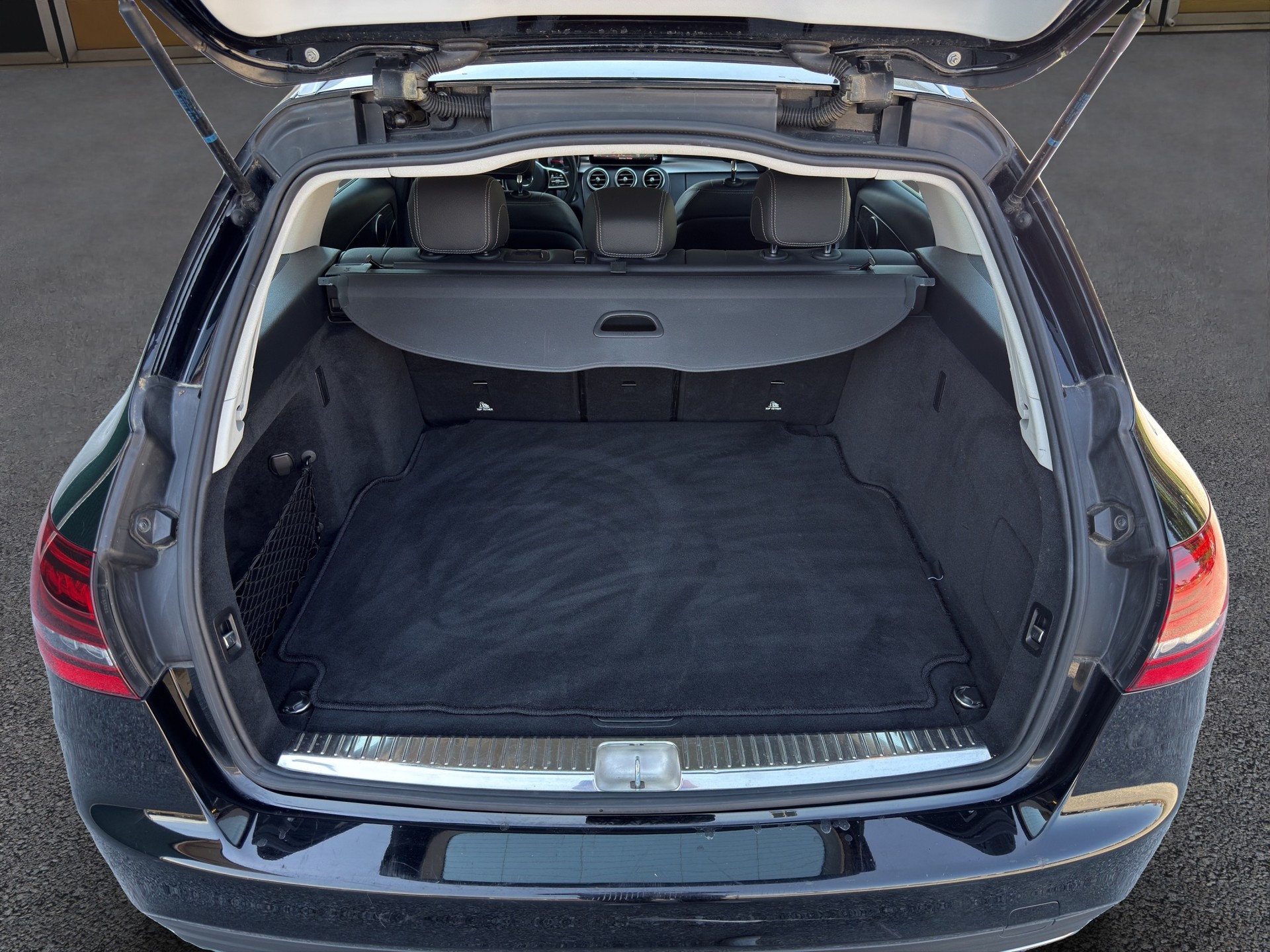 MERCEDES-BENZ C 220 d Swiss Star AMG Line 4m Kombi-image-13