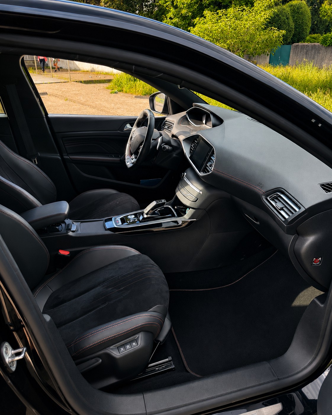 PEUGEOT 1.5 BlueHDi GT Pack-image-4