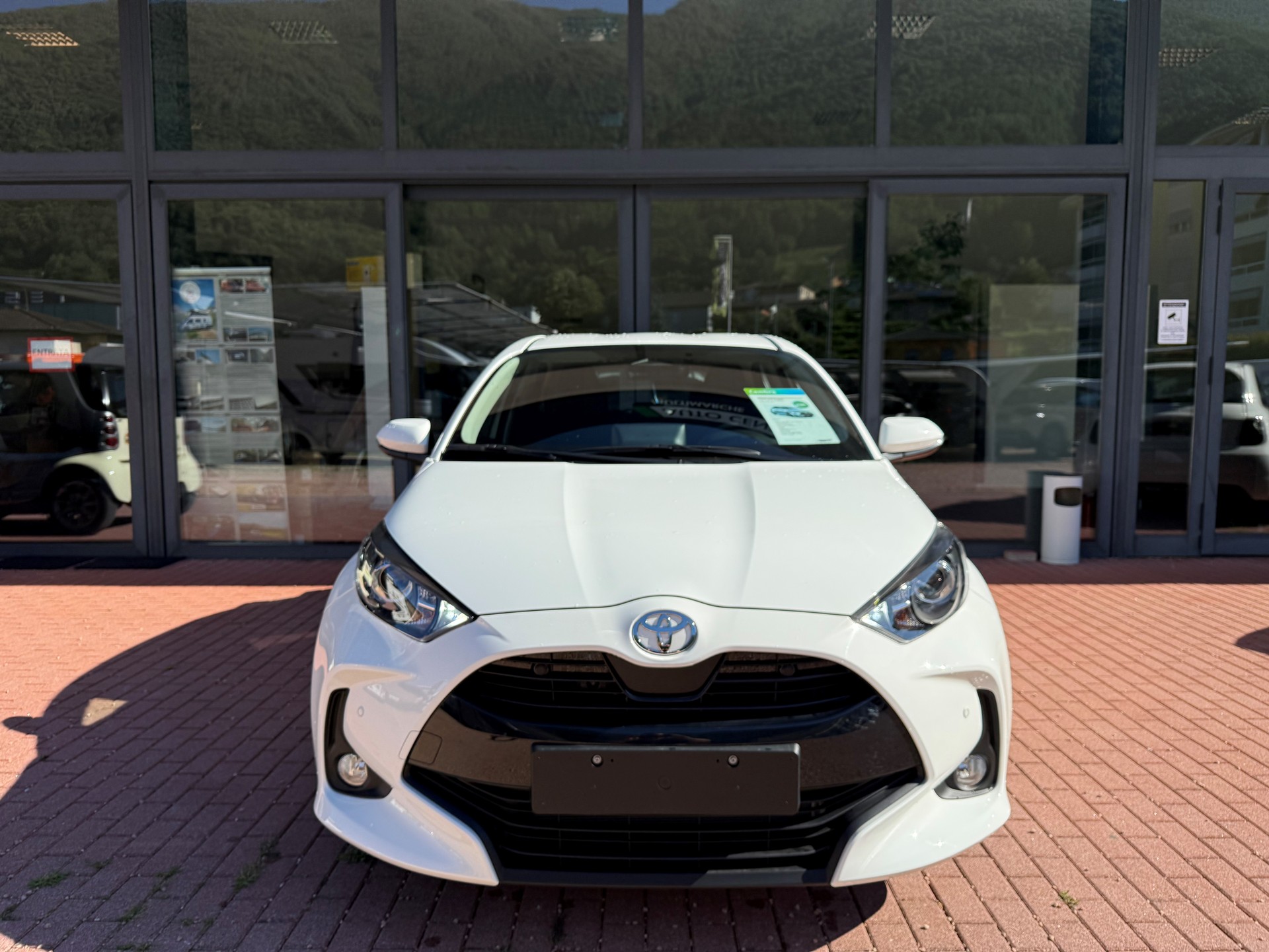 TOYOTA Yaris 1.5 Comfort e-CVT-image-0
