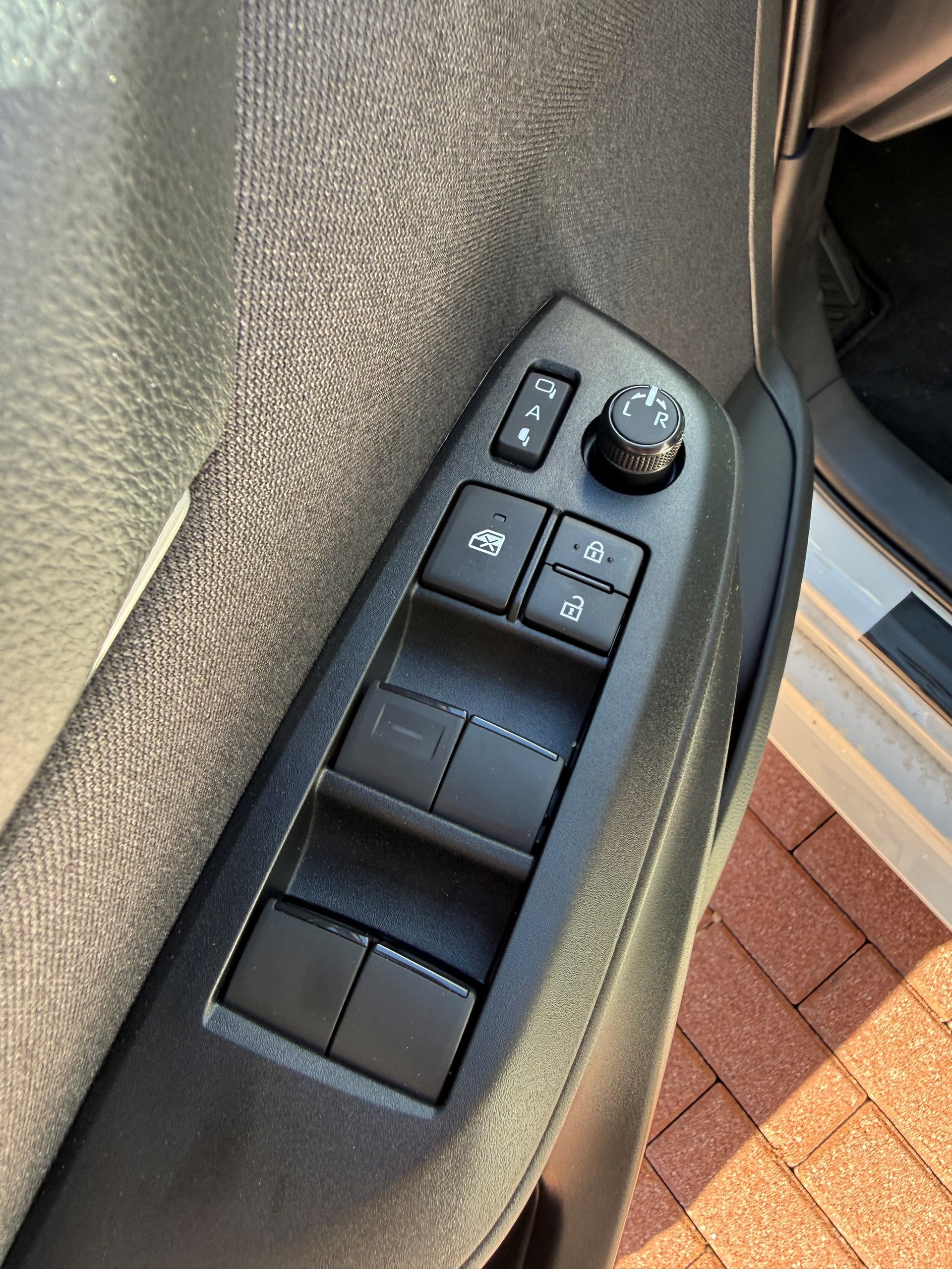 TOYOTA Yaris 1.5 Comfort e-CVT-image-12