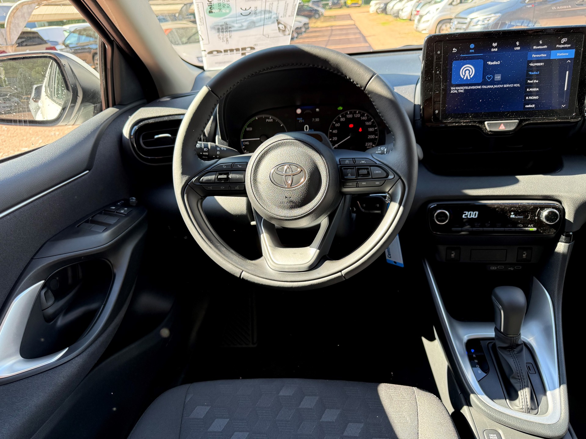 TOYOTA Yaris 1.5 Comfort e-CVT-image-10