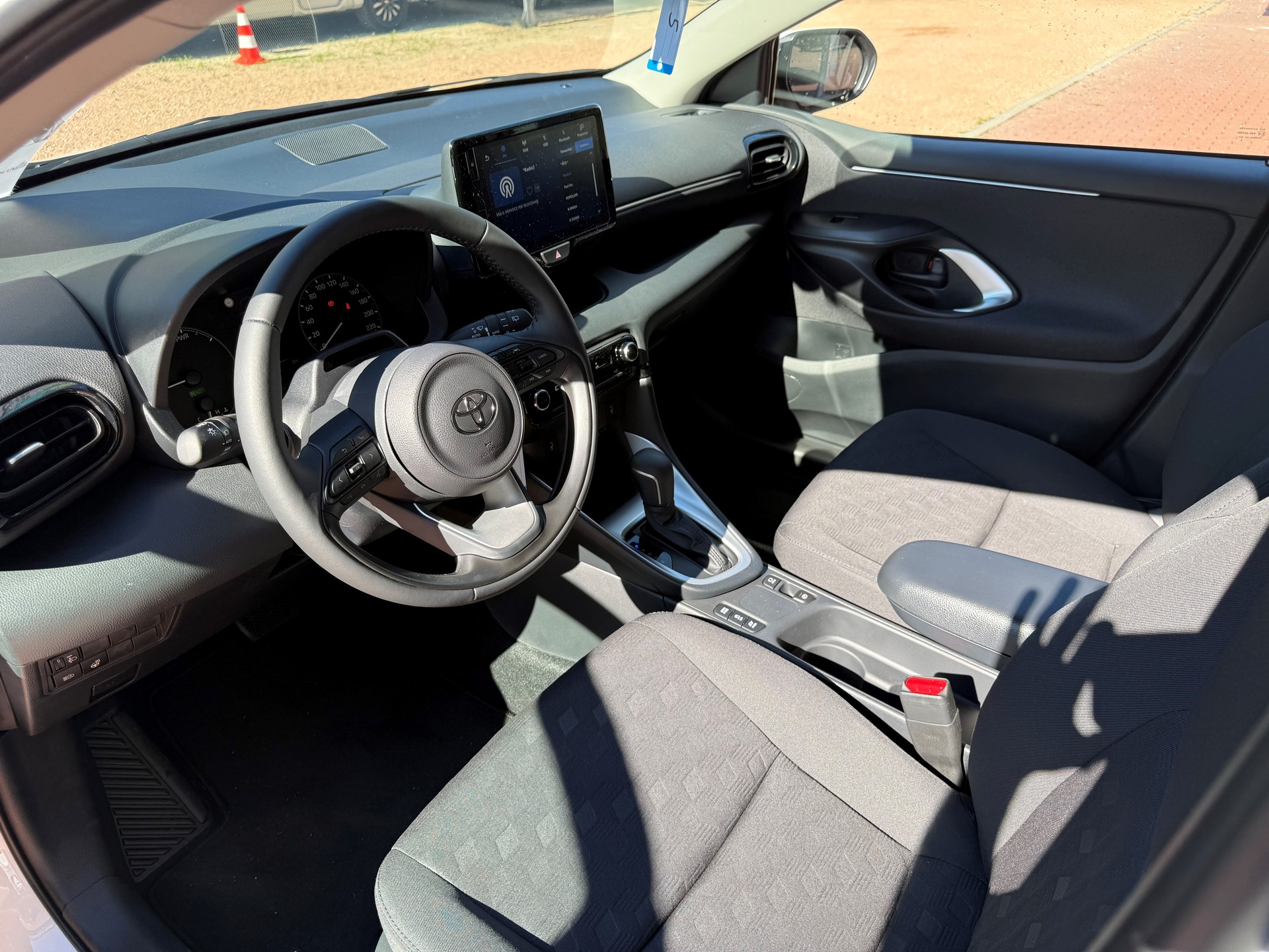TOYOTA Yaris 1.5 Comfort e-CVT-image-8