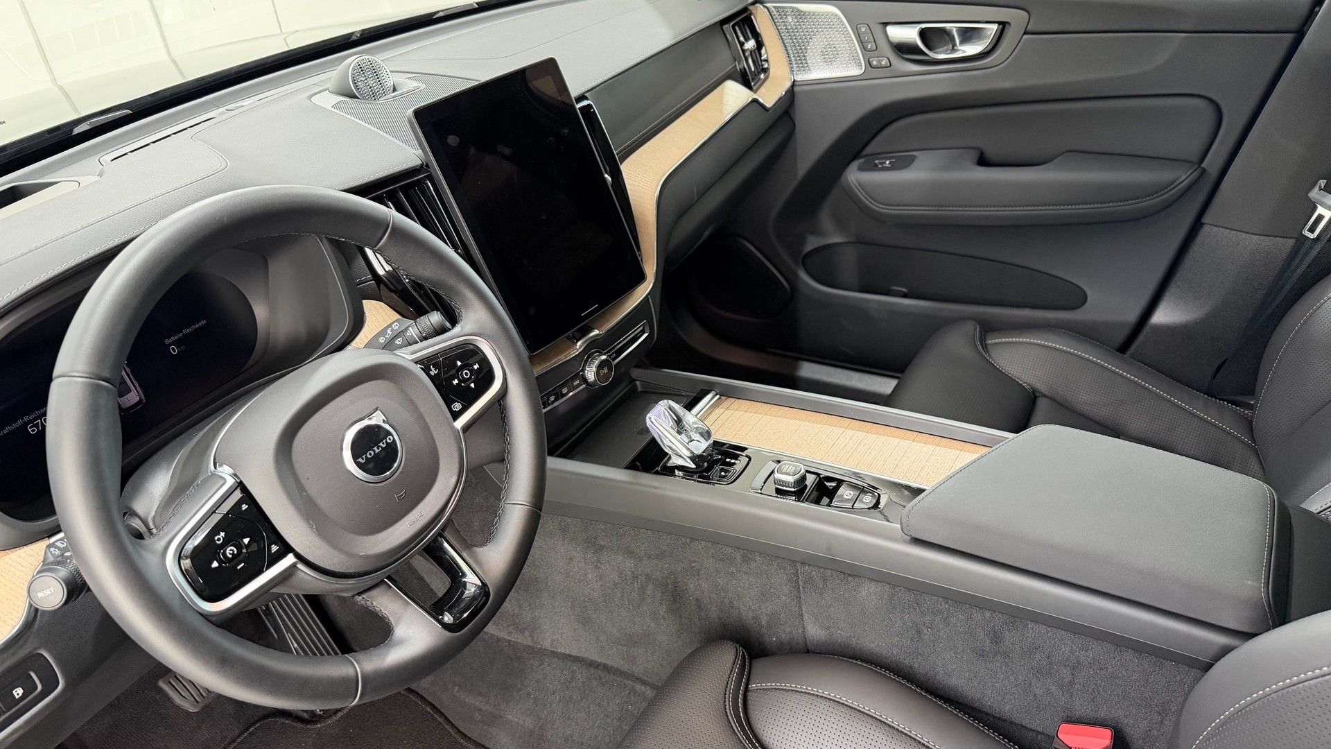 VOLVO XC60 2.0 T6 TE Ultra Dark eAWD-image-3