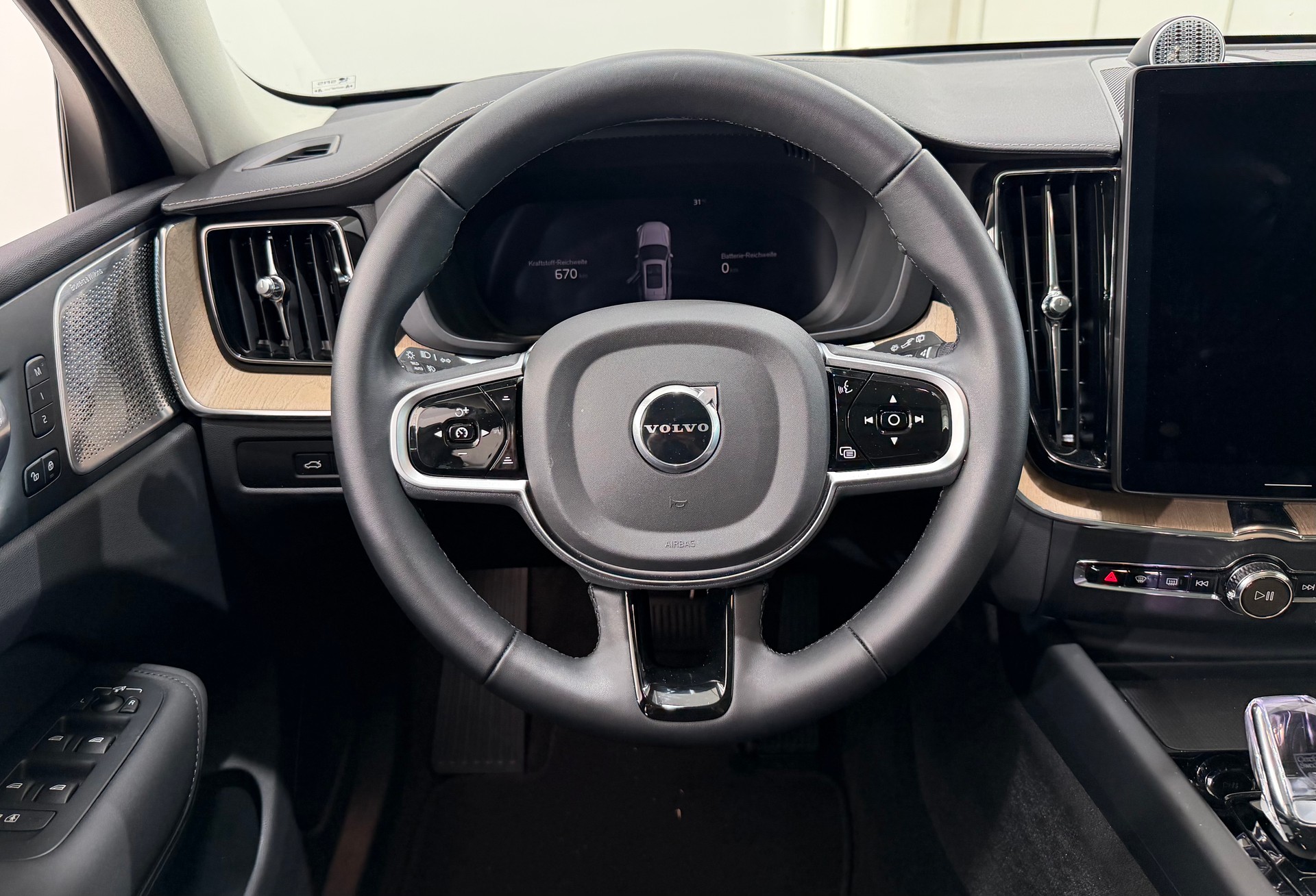 VOLVO XC60 2.0 T6 TE Ultra Dark eAWD-image-14