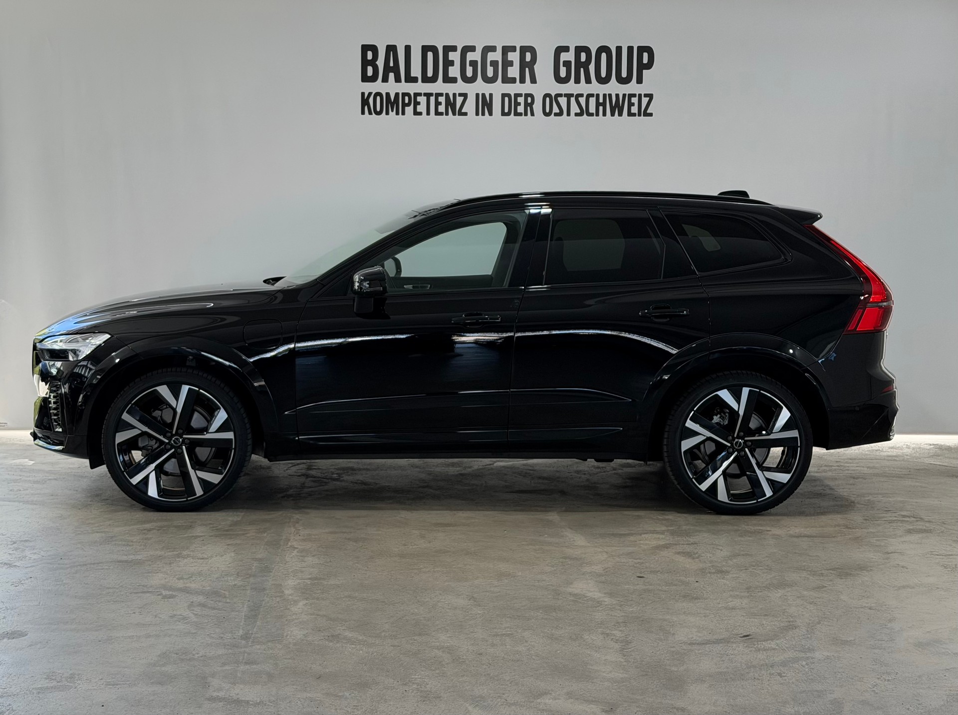 VOLVO XC60 2.0 T6 TE Ultra Dark eAWD-image-1