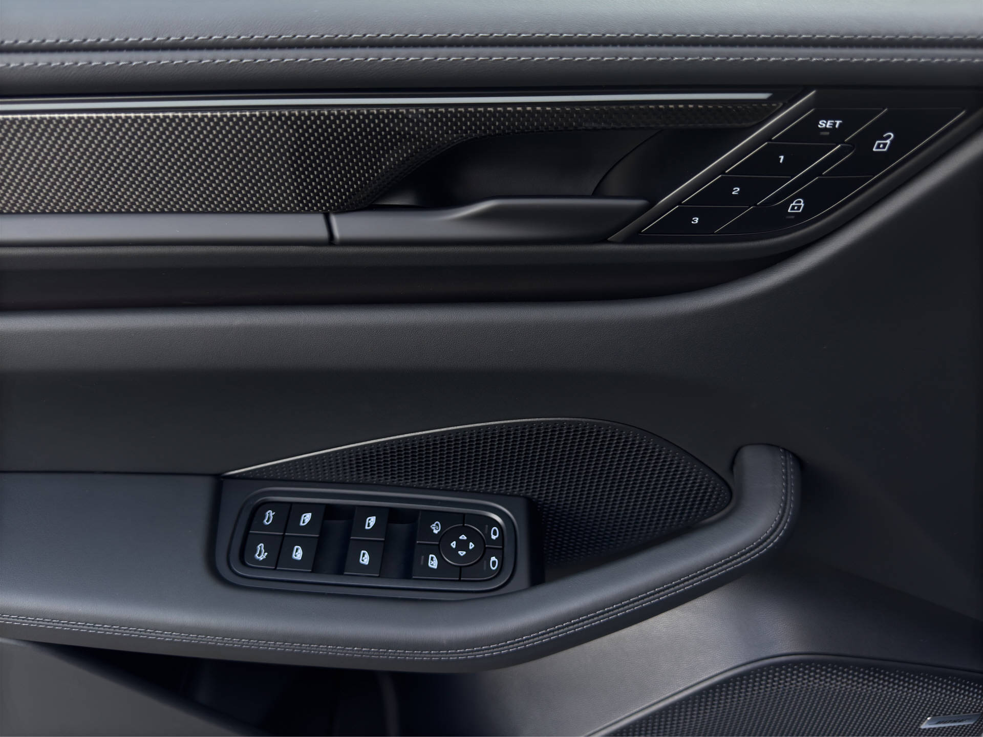 PORSCHE Macan Turbo-image-10