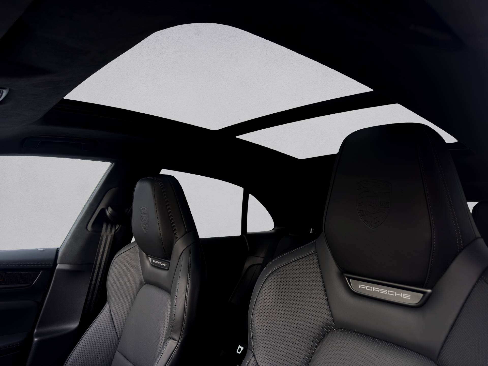 PORSCHE Macan Turbo-image-14
