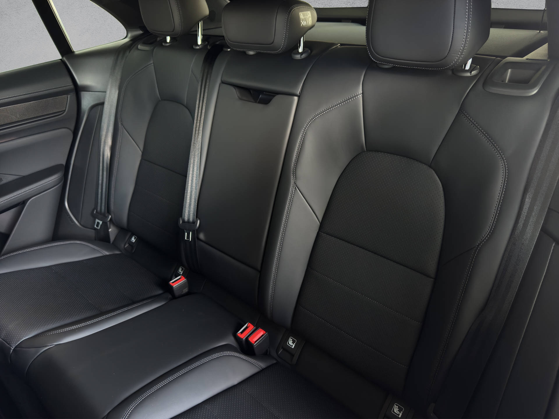 PORSCHE Macan Turbo-image-13