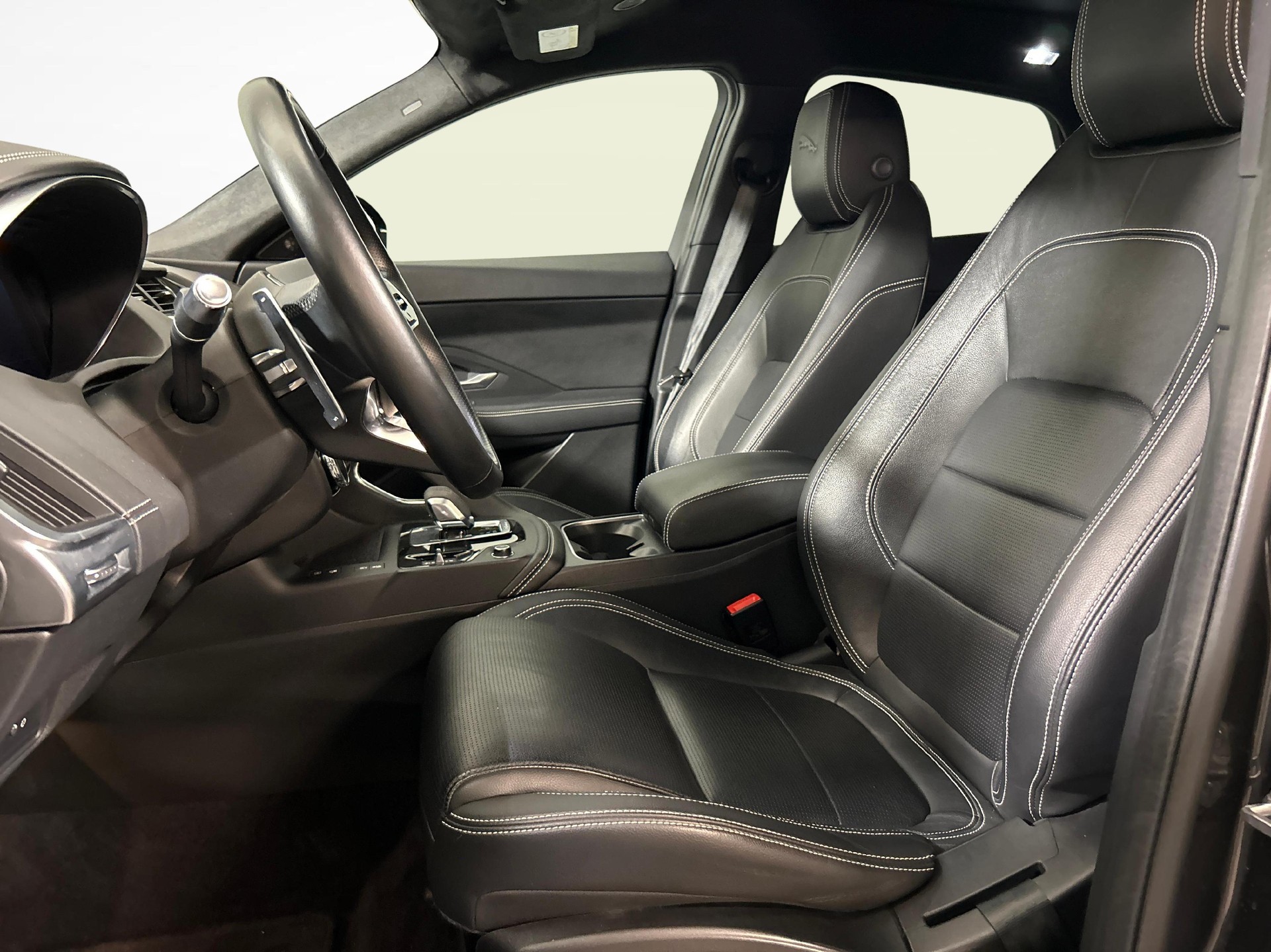 JAGUAR E-Pace 1.5 T 300e R-Dynamic SE AWD-image-3
