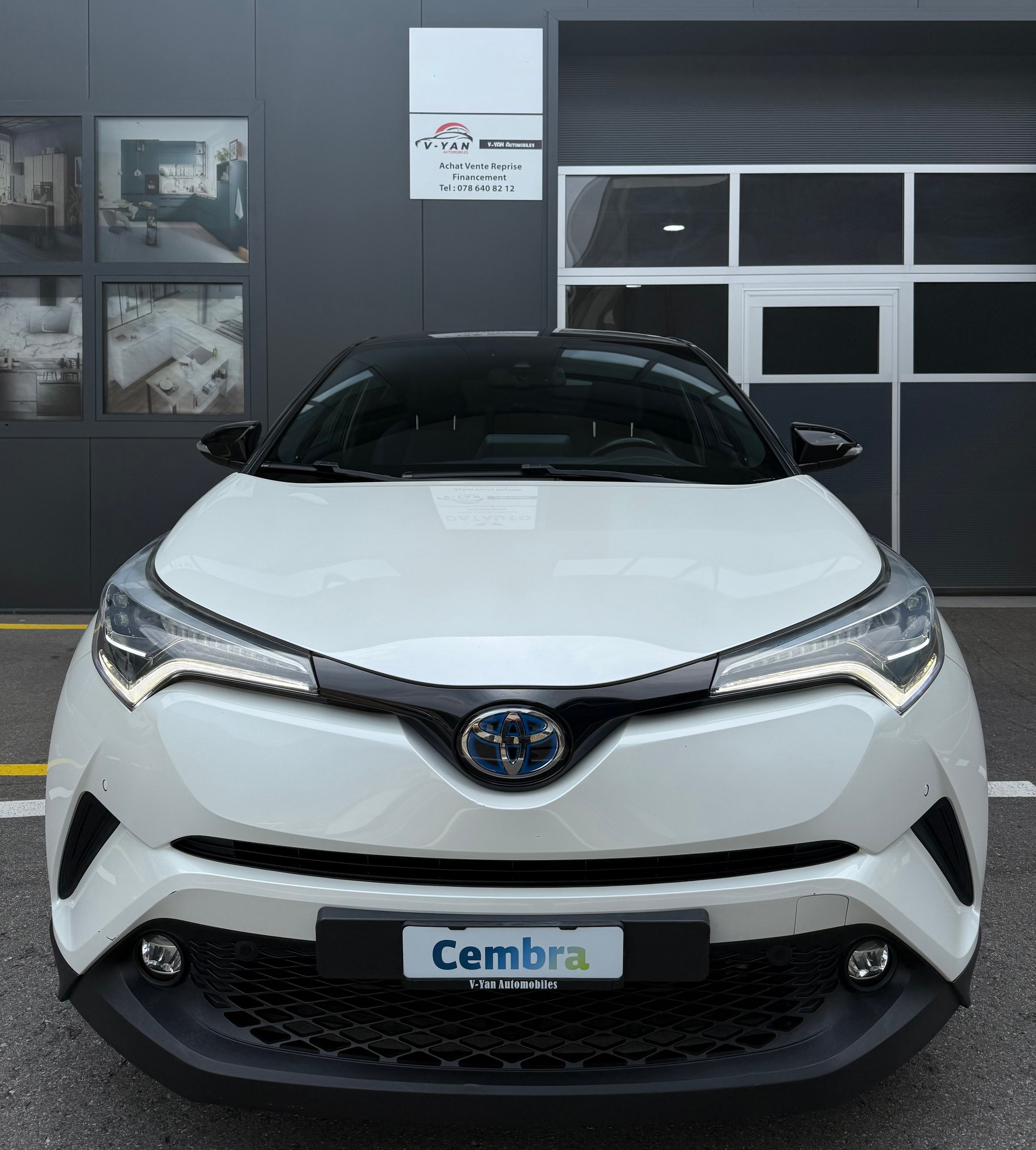 TOYOTA C-HR 1.8 HSD Premium CVT-image-2