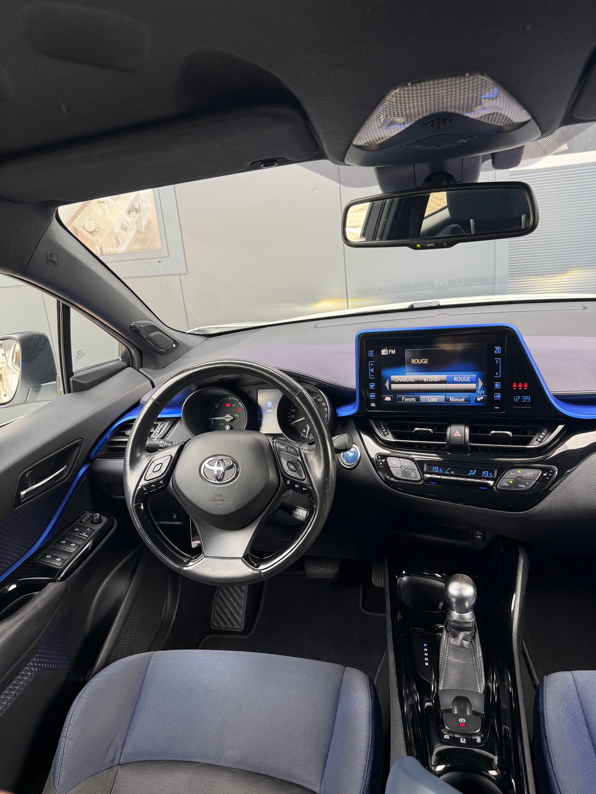 TOYOTA C-HR 1.8 HSD Premium CVT-image-9