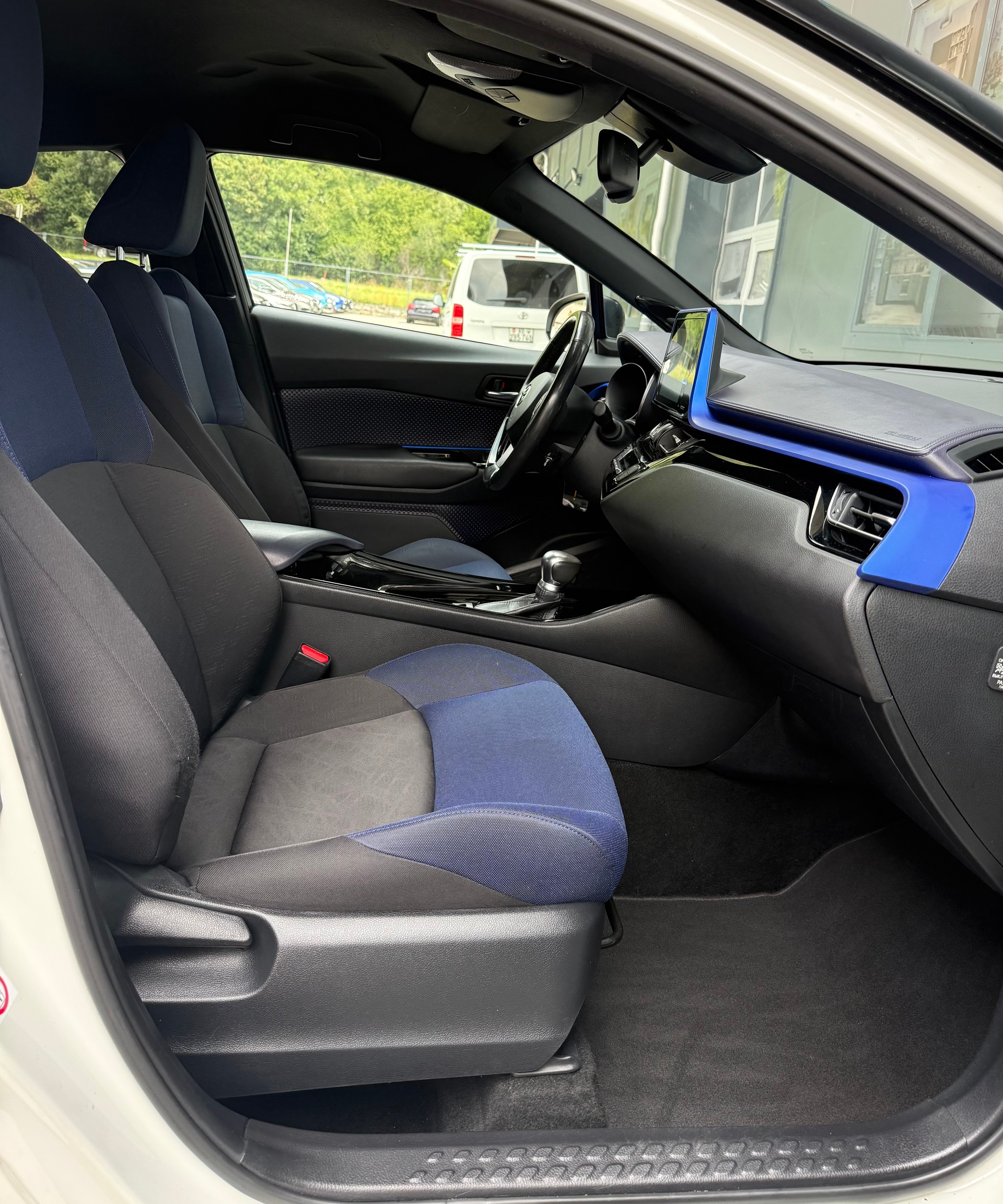 TOYOTA C-HR 1.8 HSD Premium CVT-image-10