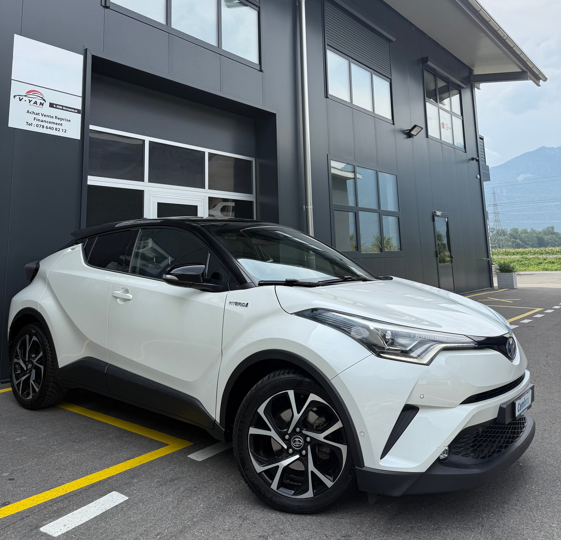 TOYOTA C-HR 1.8 HSD Premium CVT-image-1