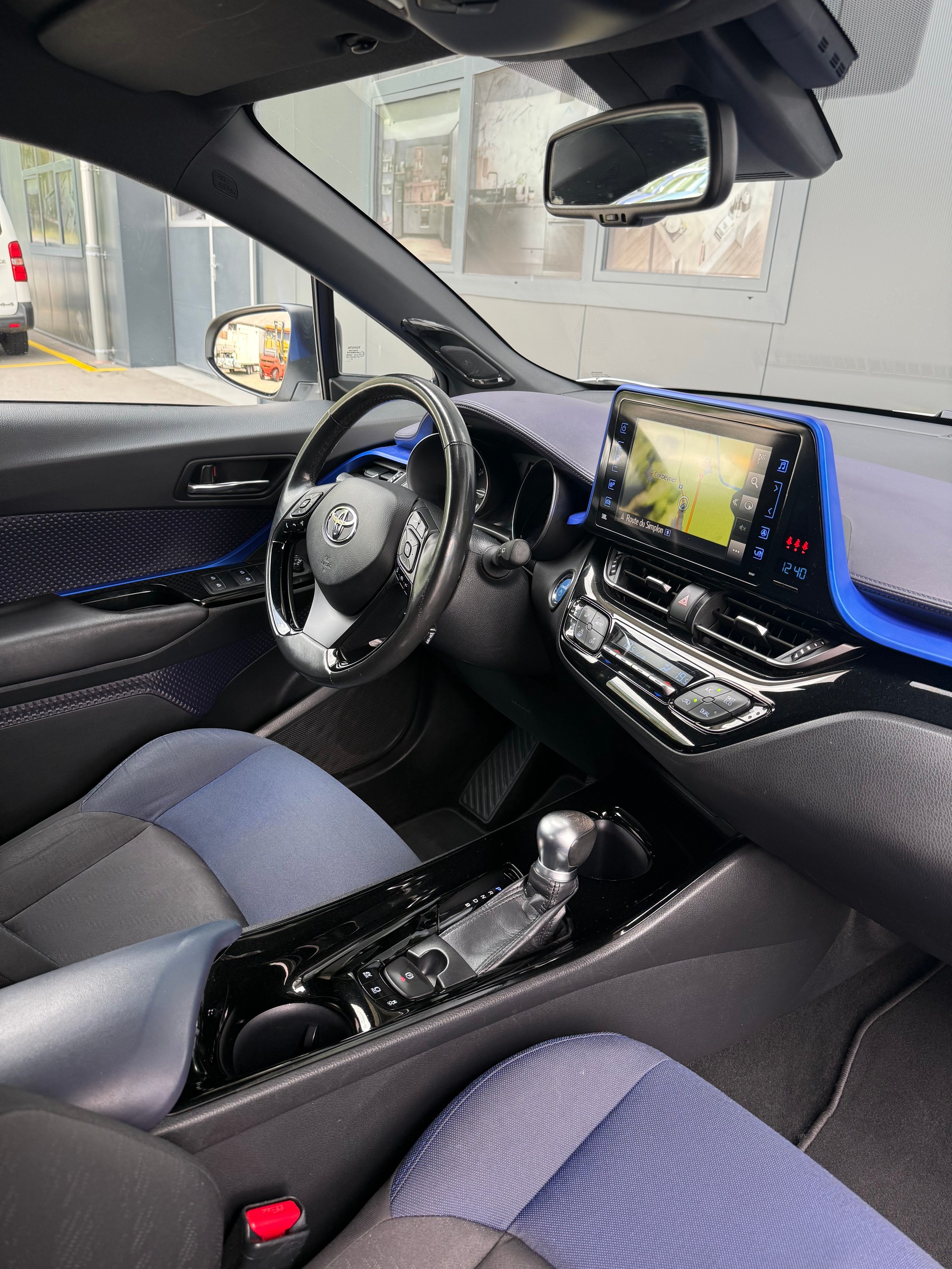 TOYOTA C-HR 1.8 HSD Premium CVT-image-11