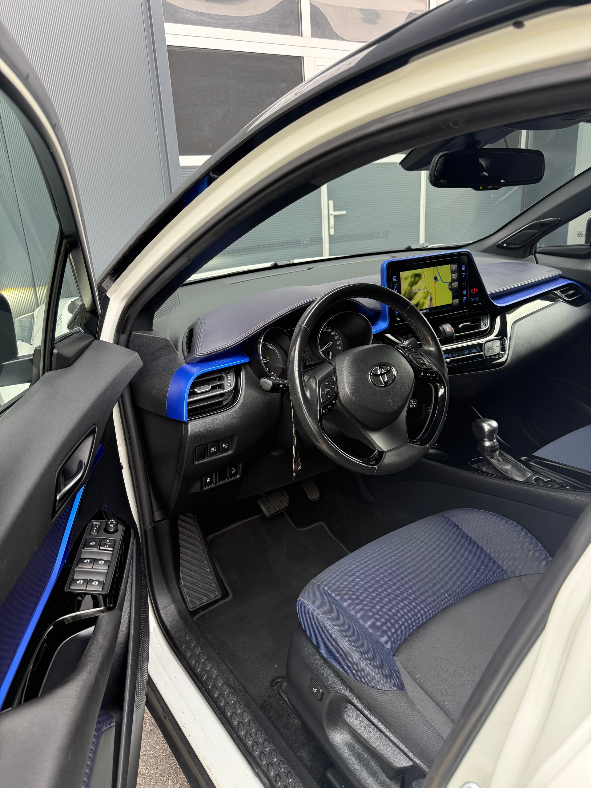 TOYOTA C-HR 1.8 HSD Premium CVT-image-12