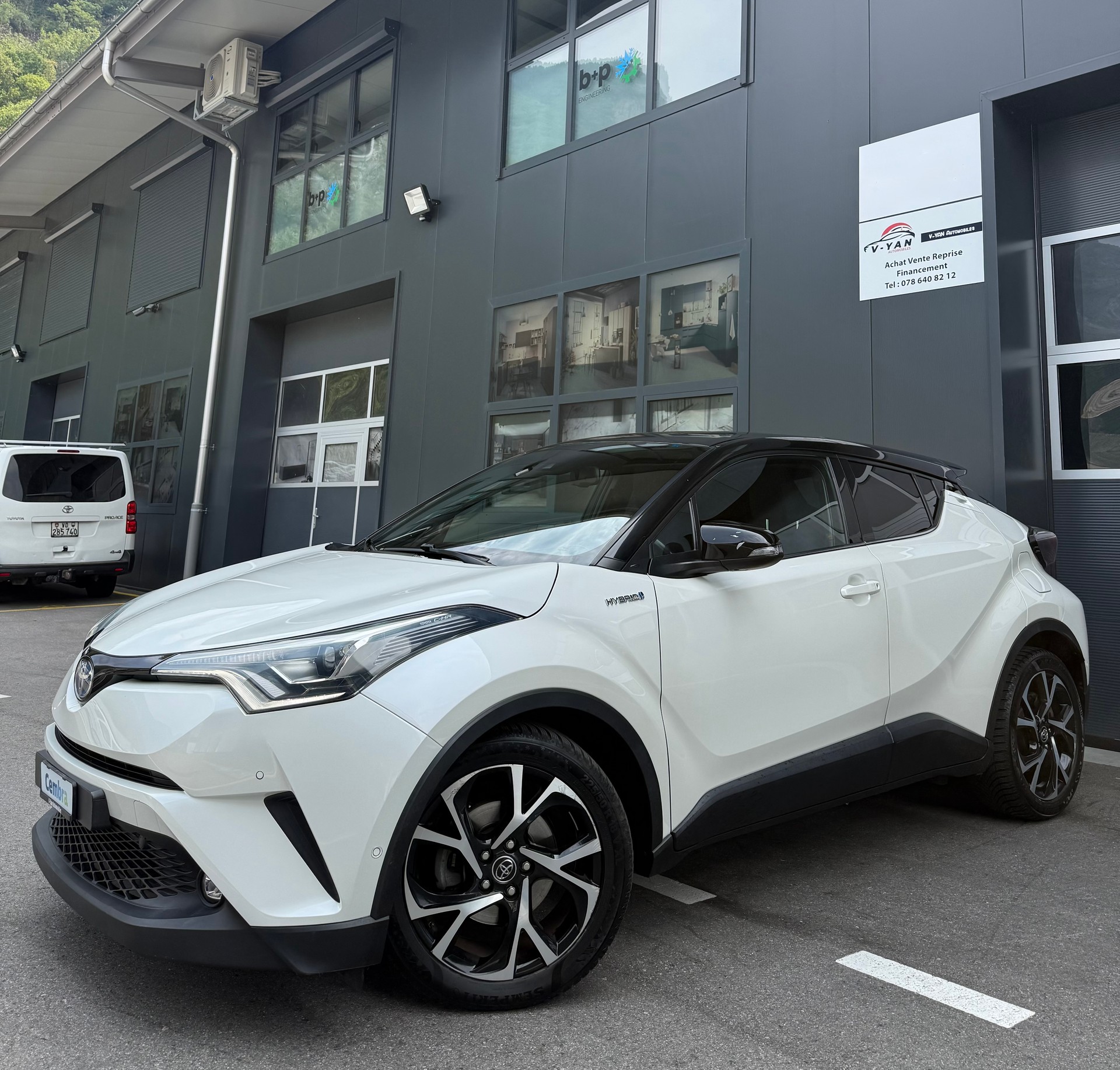 TOYOTA C-HR 1.8 HSD Premium CVT-image-0