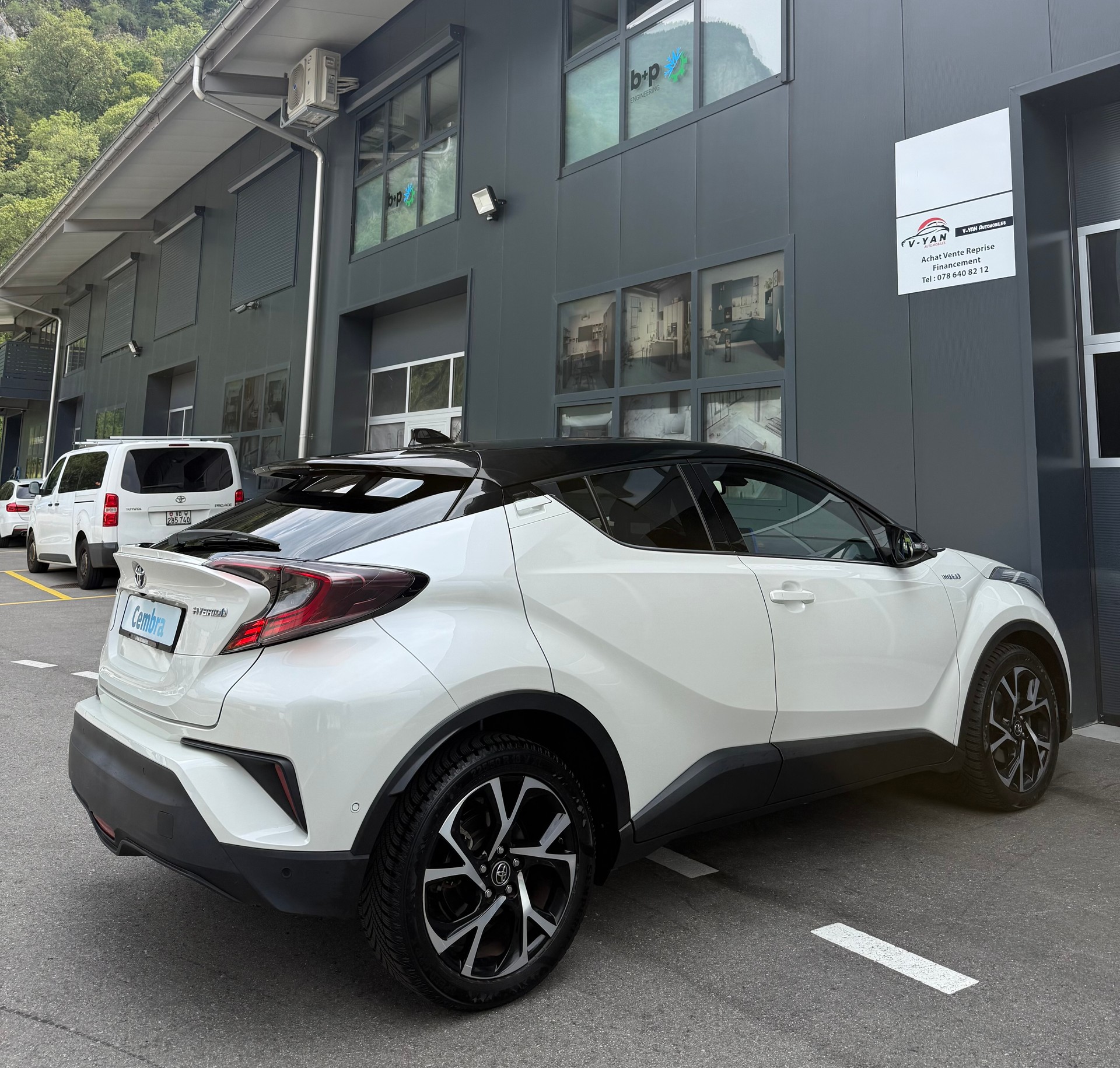 TOYOTA C-HR 1.8 HSD Premium CVT-image-6