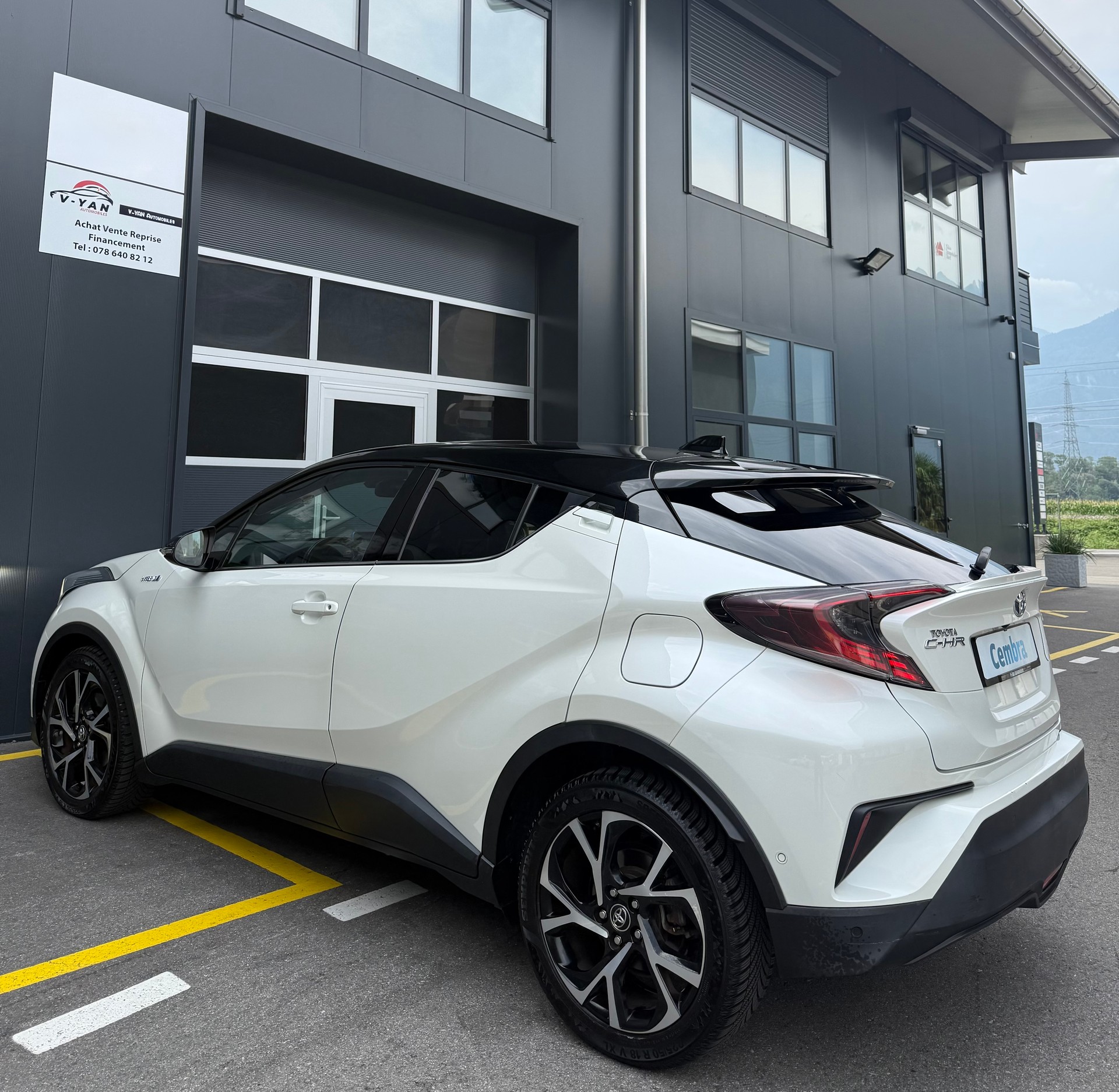 TOYOTA C-HR 1.8 HSD Premium CVT-image-5