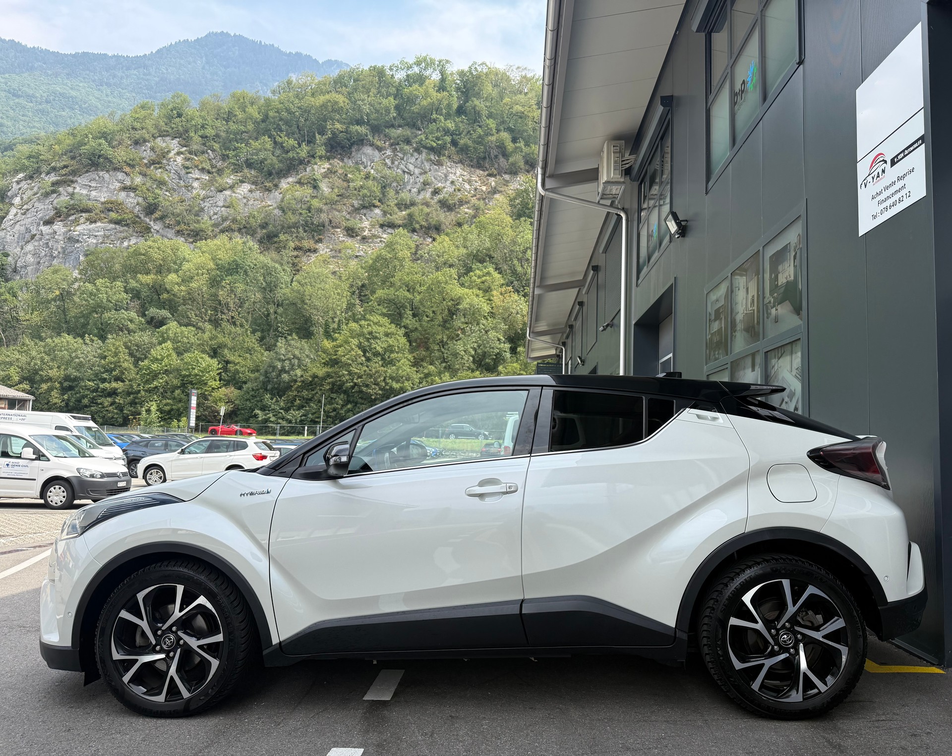 TOYOTA C-HR 1.8 HSD Premium CVT-image-3